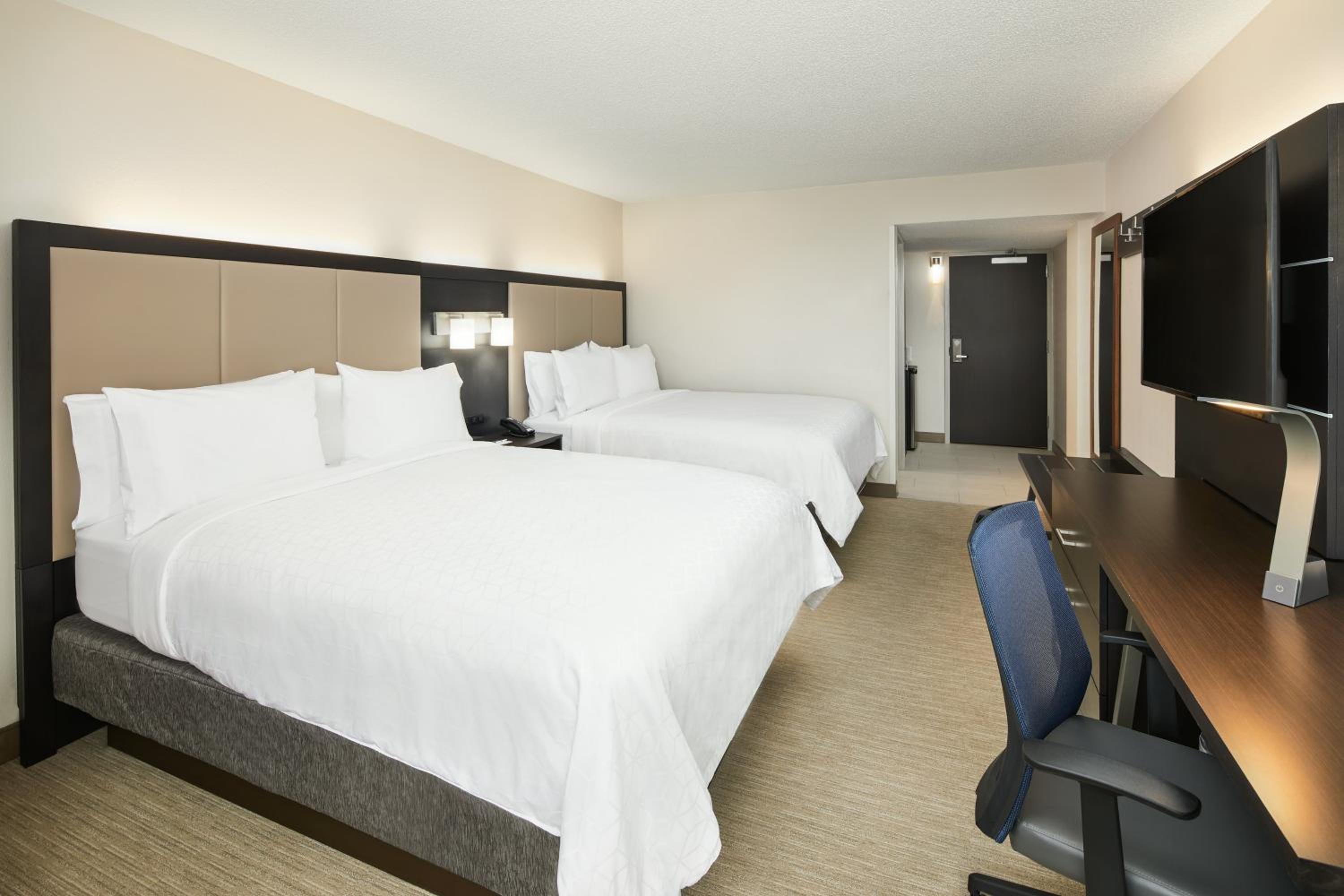 Standard Queen Room with Two Queen Beds - Photo 3