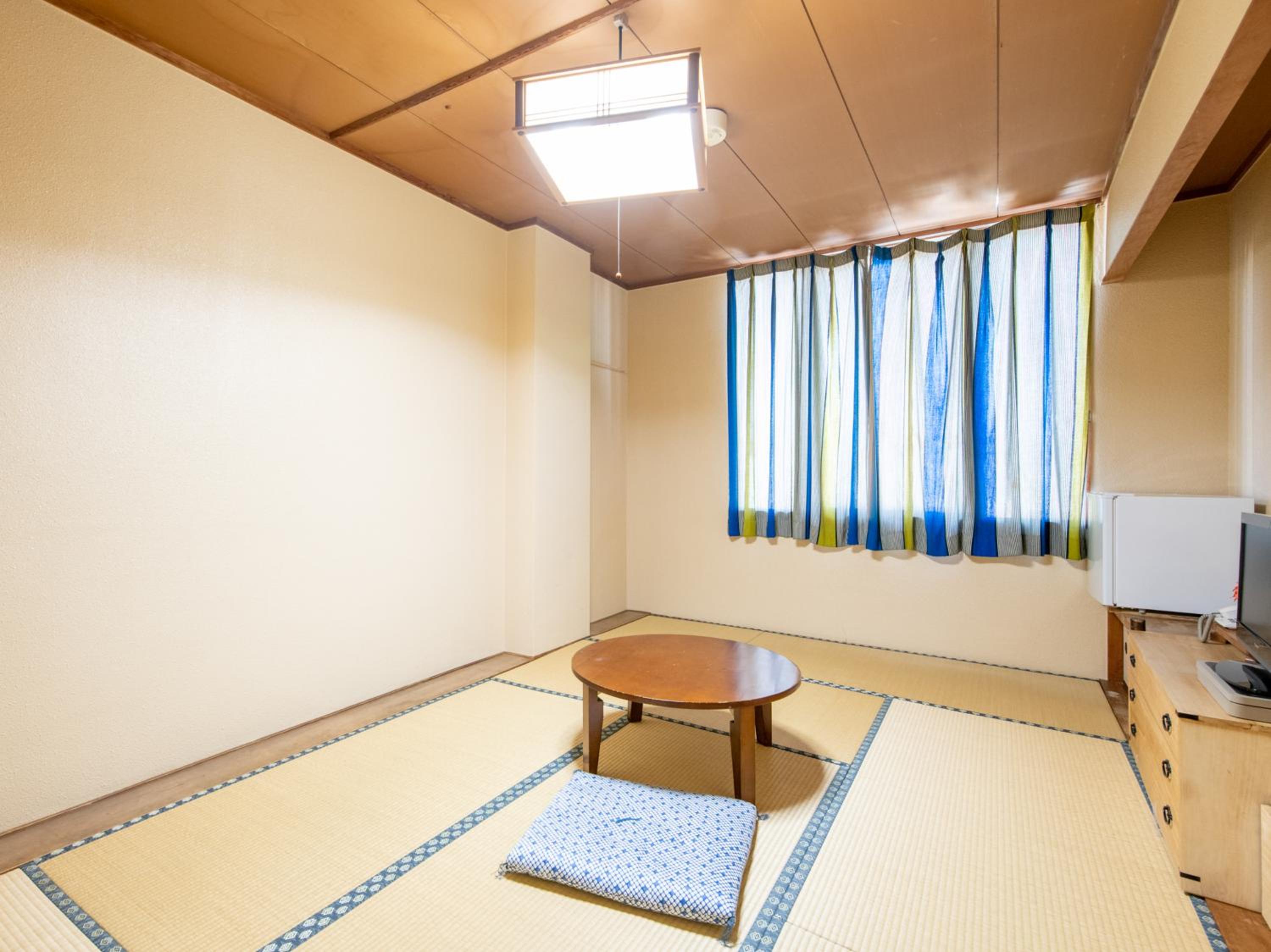 Japanese-Style Triple Room with Shared Bathroom - Smoking - Photo 5