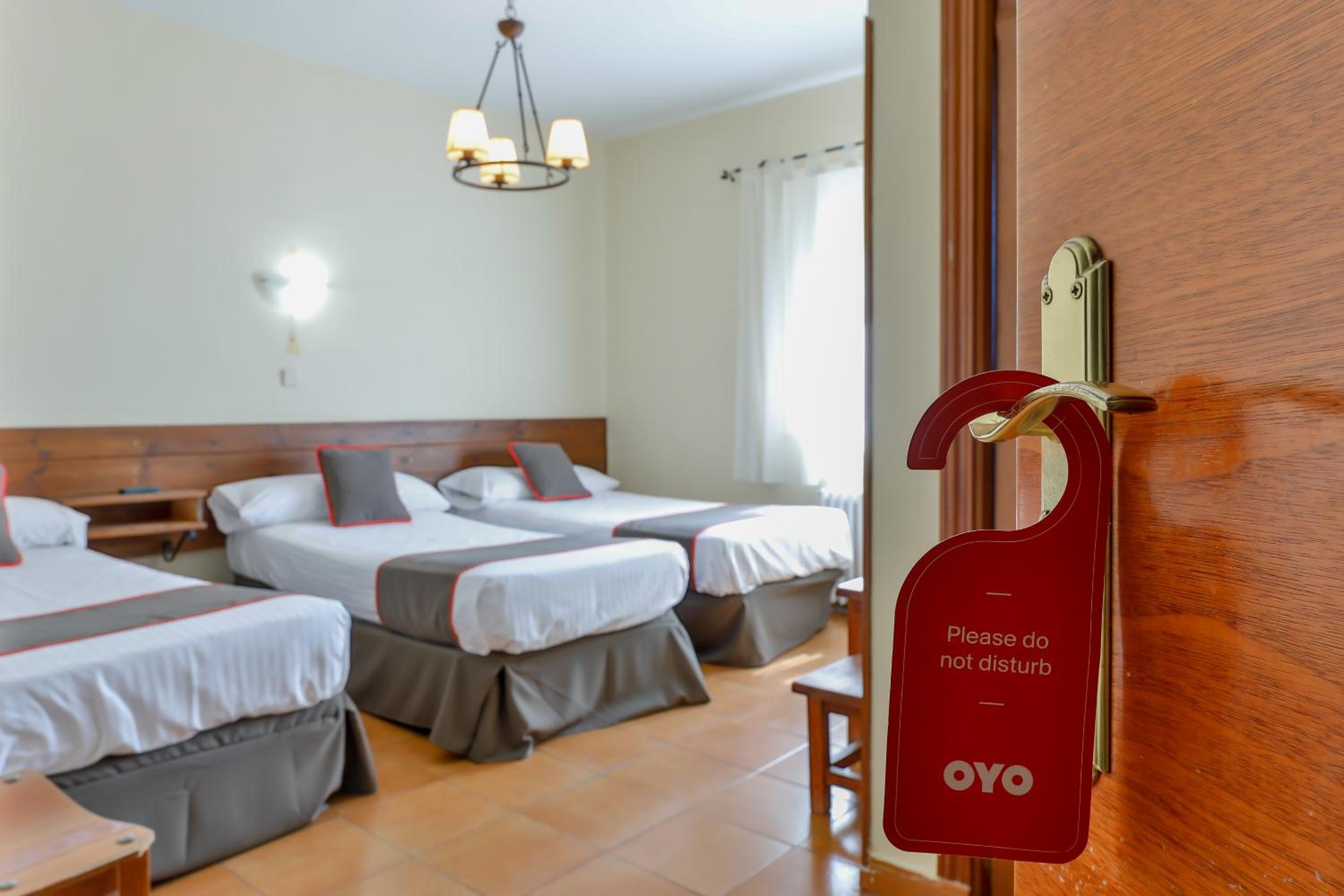 Twin Room with Extra Bed - Photo 7