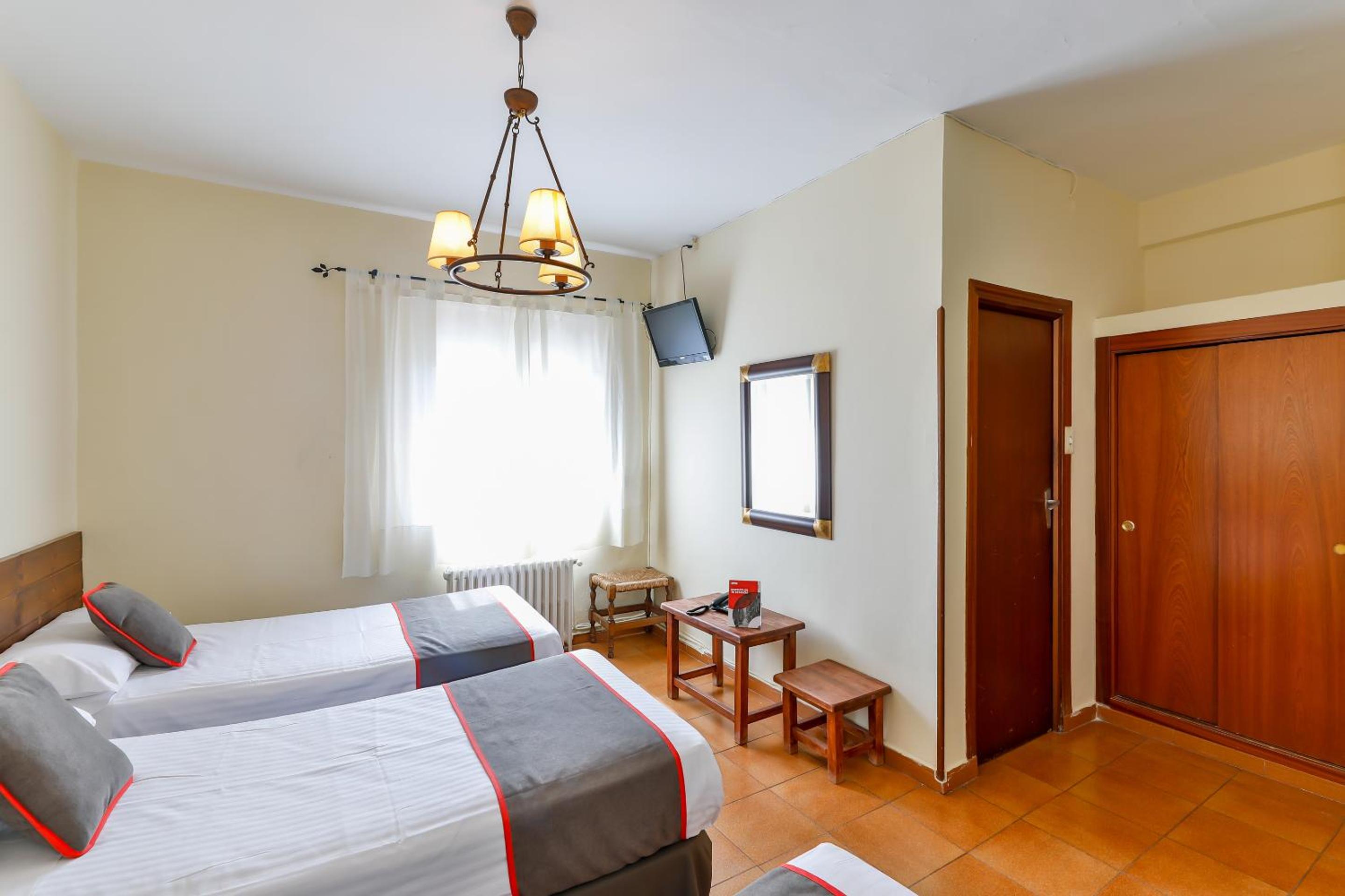 Twin Room with Extra Bed - Photo 8