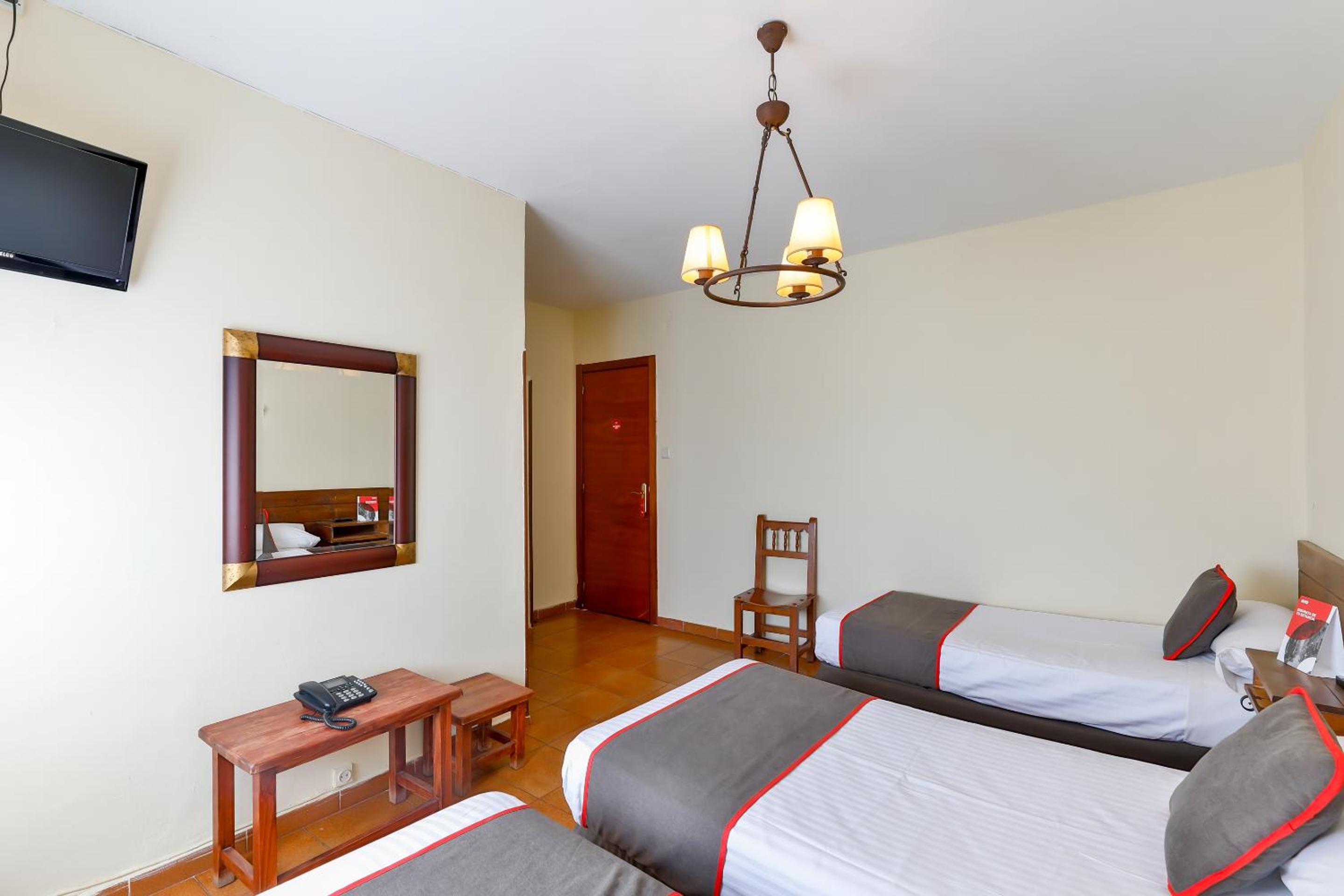 Twin Room with Extra Bed - Photo 9