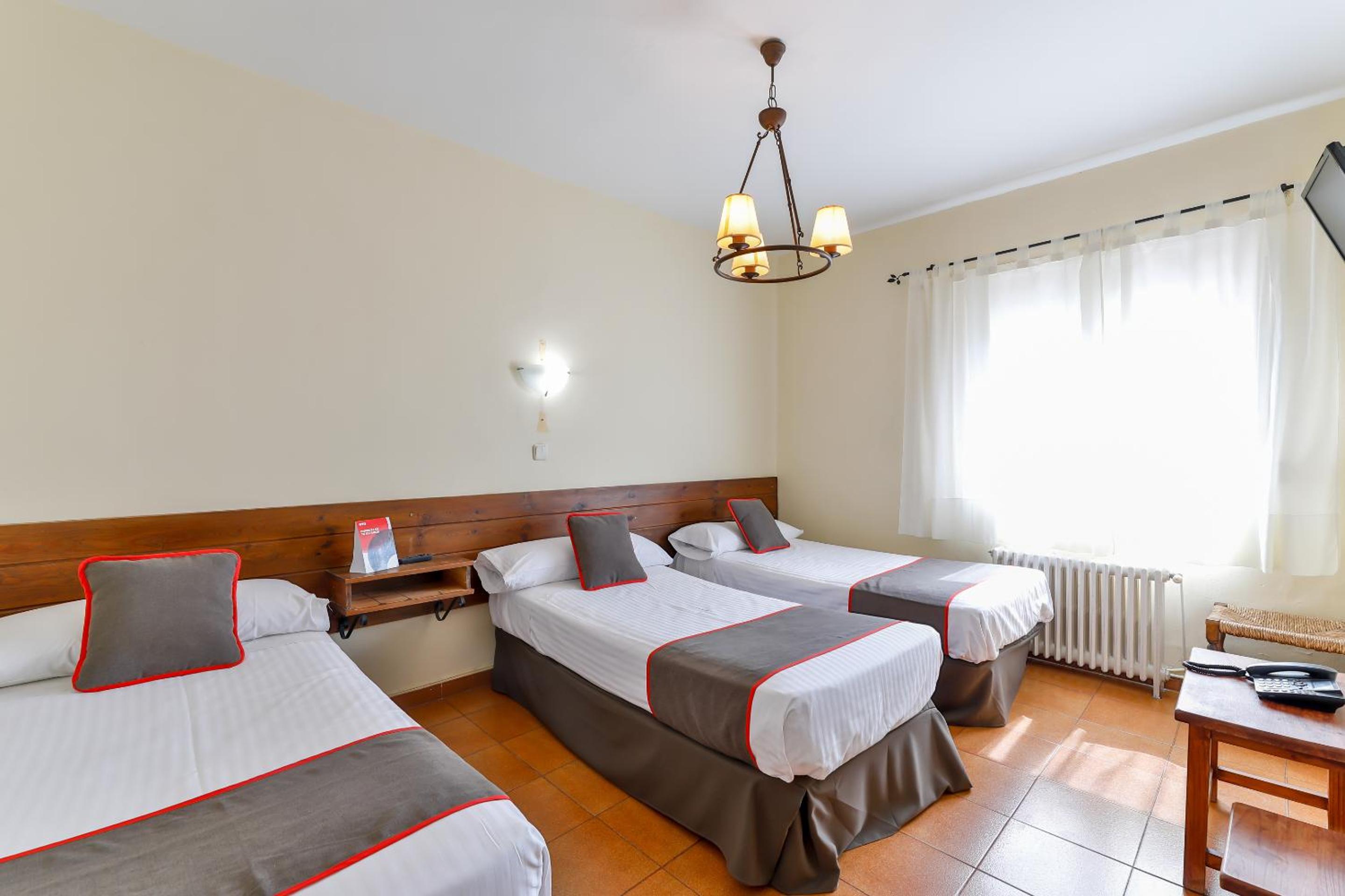 Twin Room with Extra Bed - Photo 10