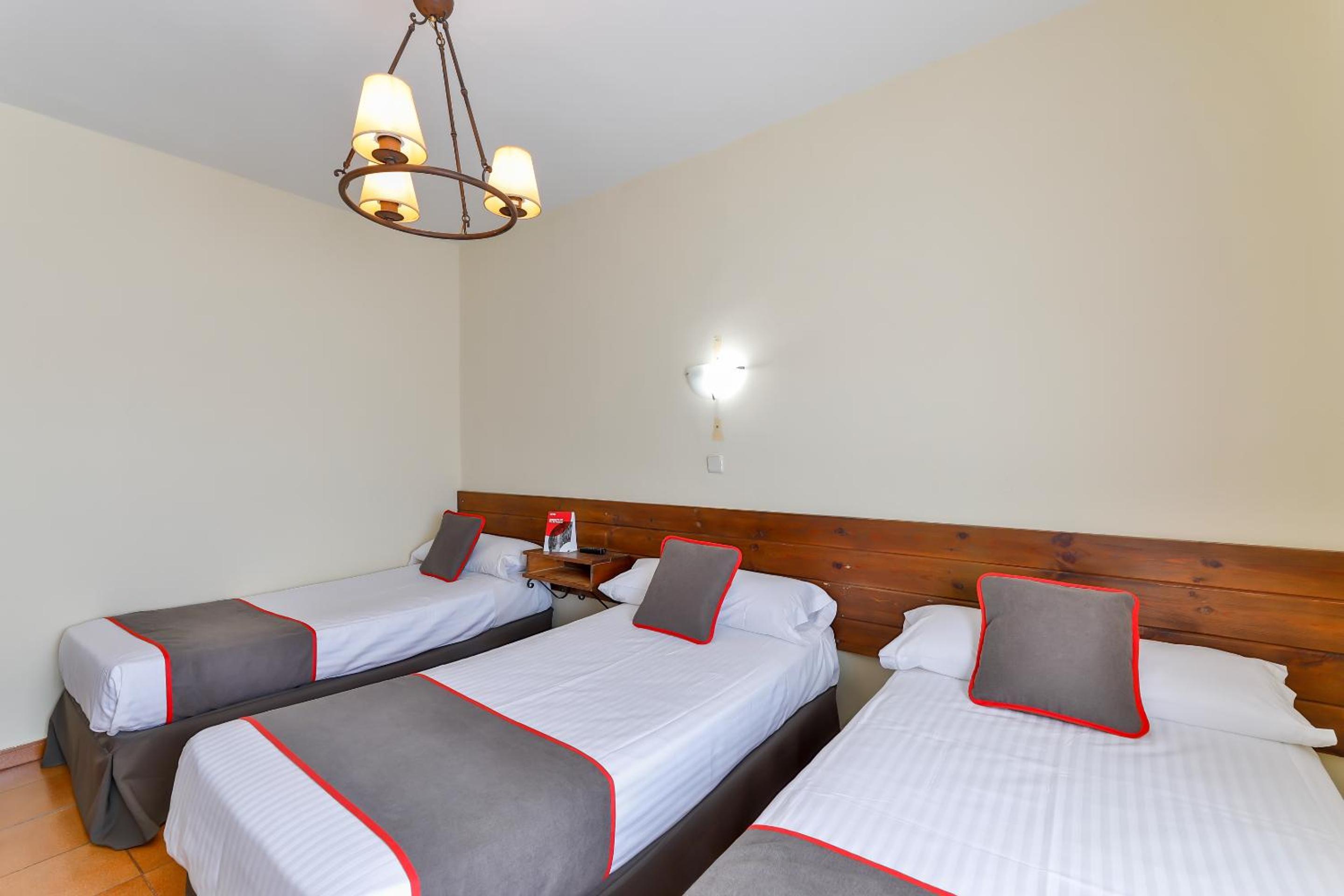 Twin Room with Extra Bed - Photo 2