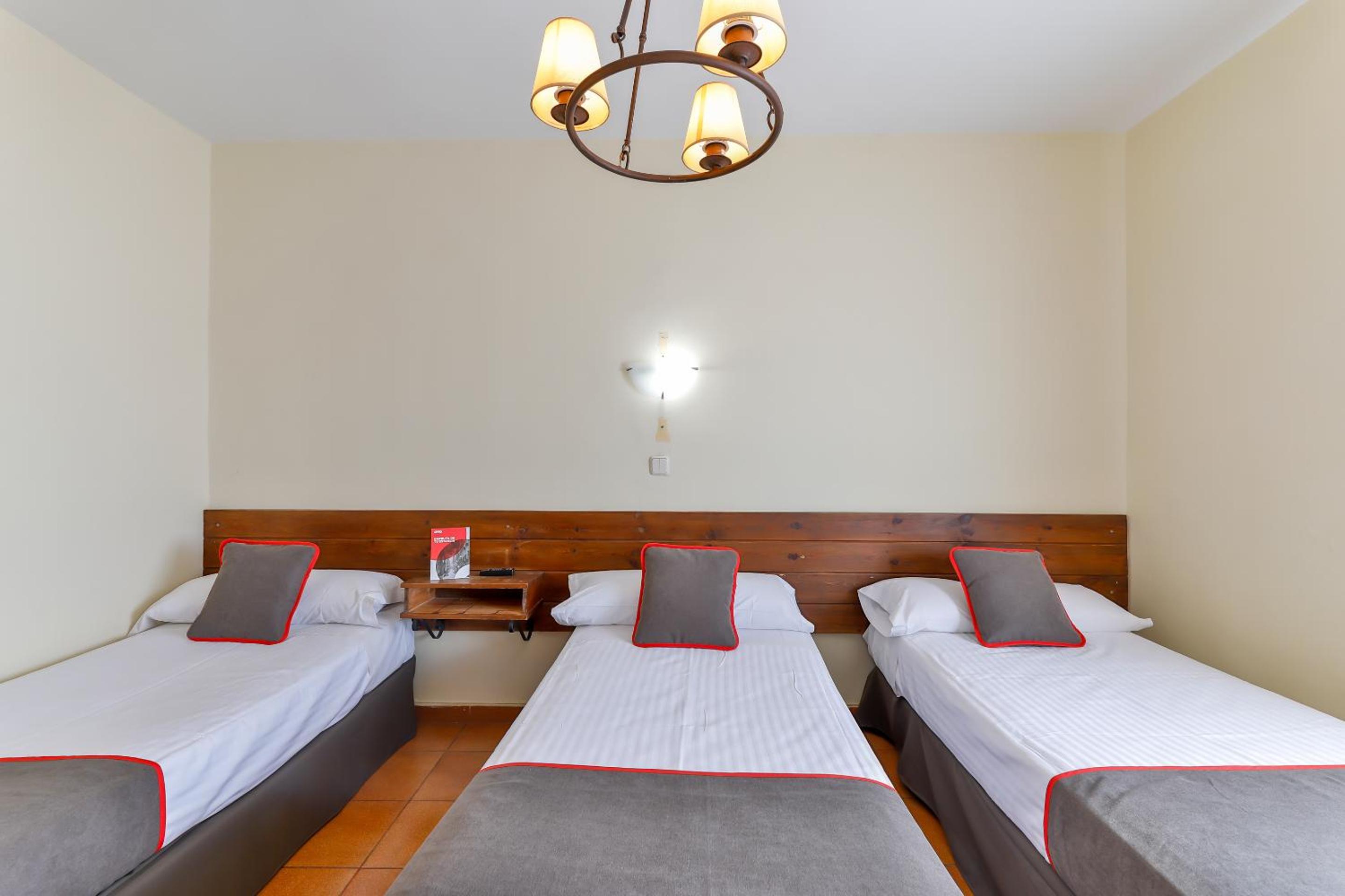 Twin Room with Extra Bed - Photo 12