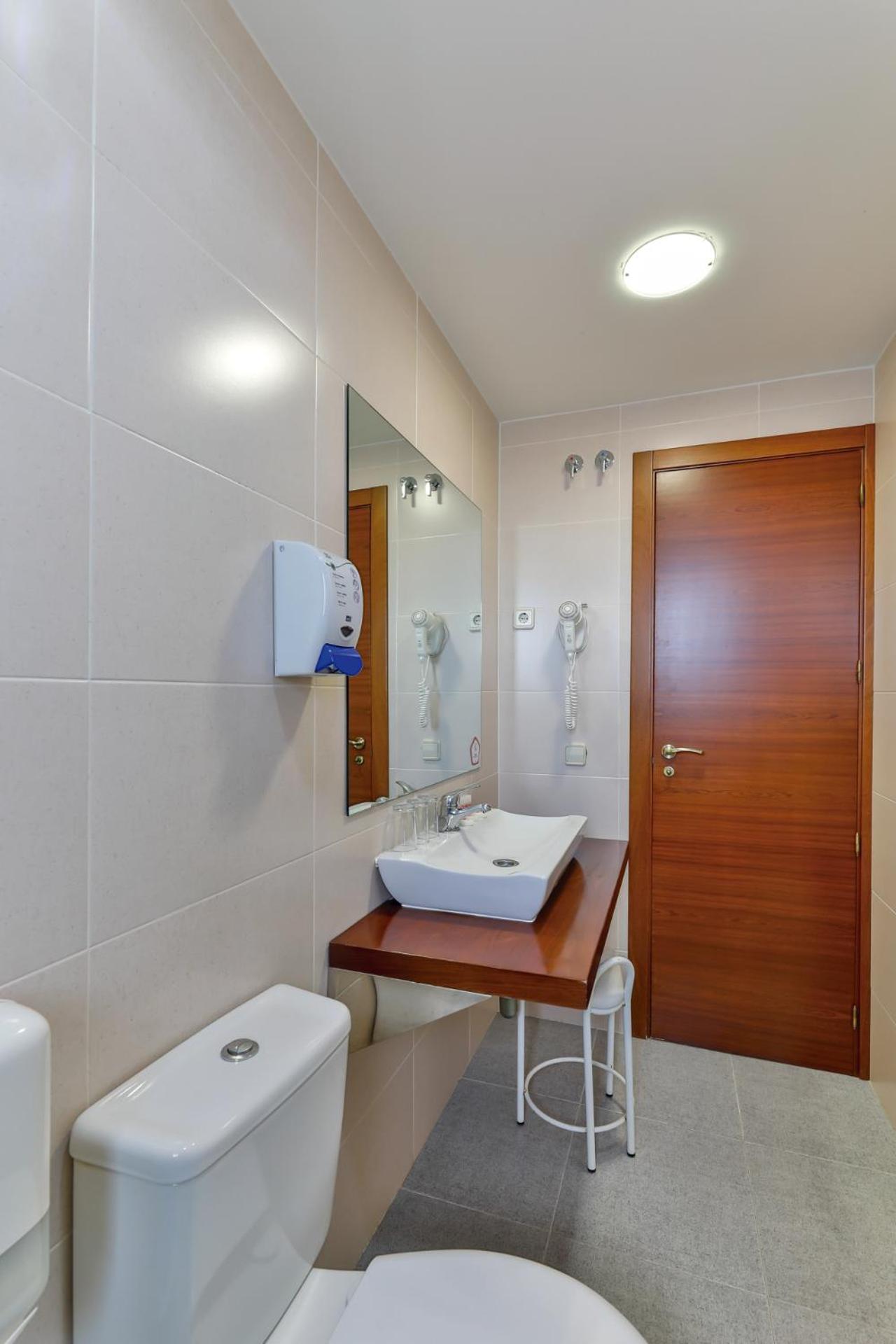 Twin Room - Photo 7