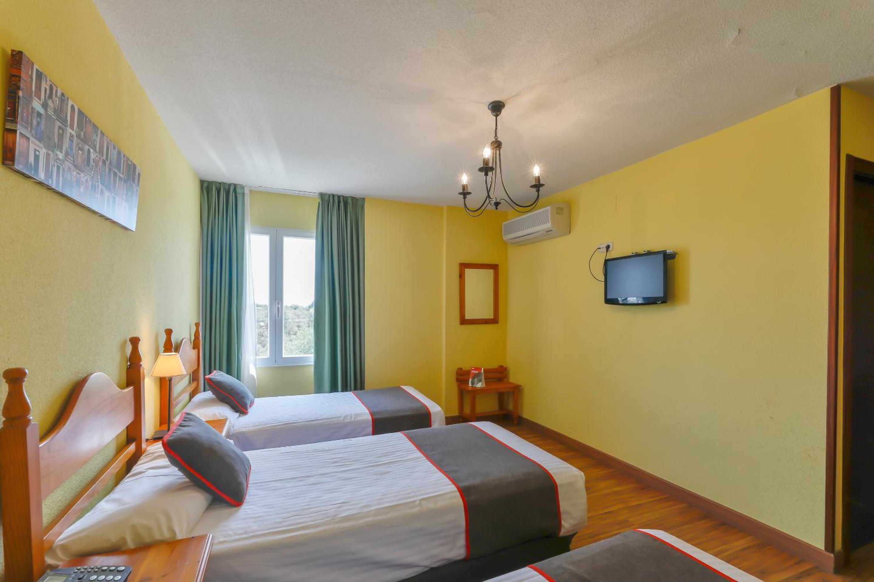 Twin Room with Extra Bed - Photo 6