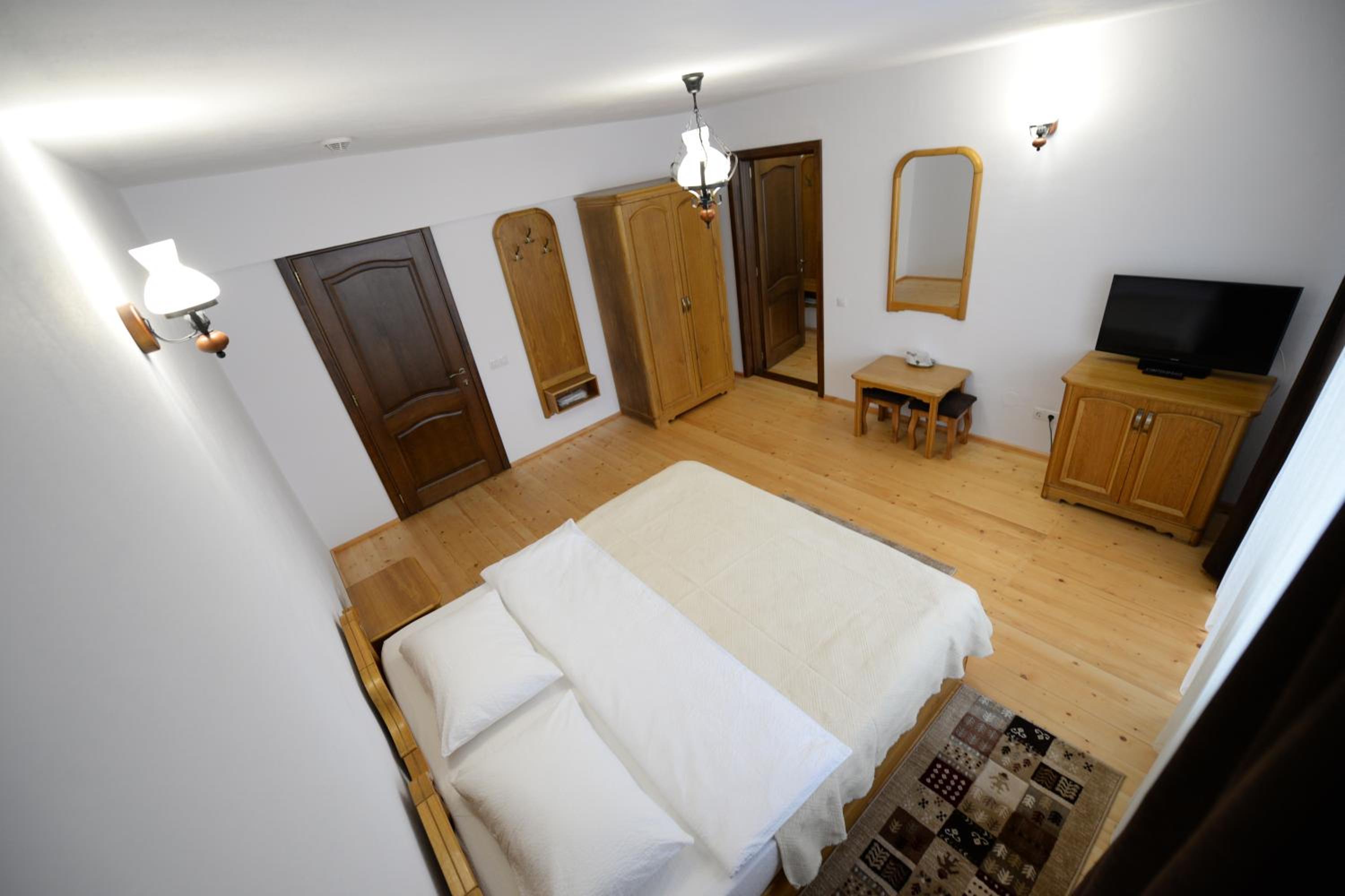 Apartment with Balcony - Photo 2