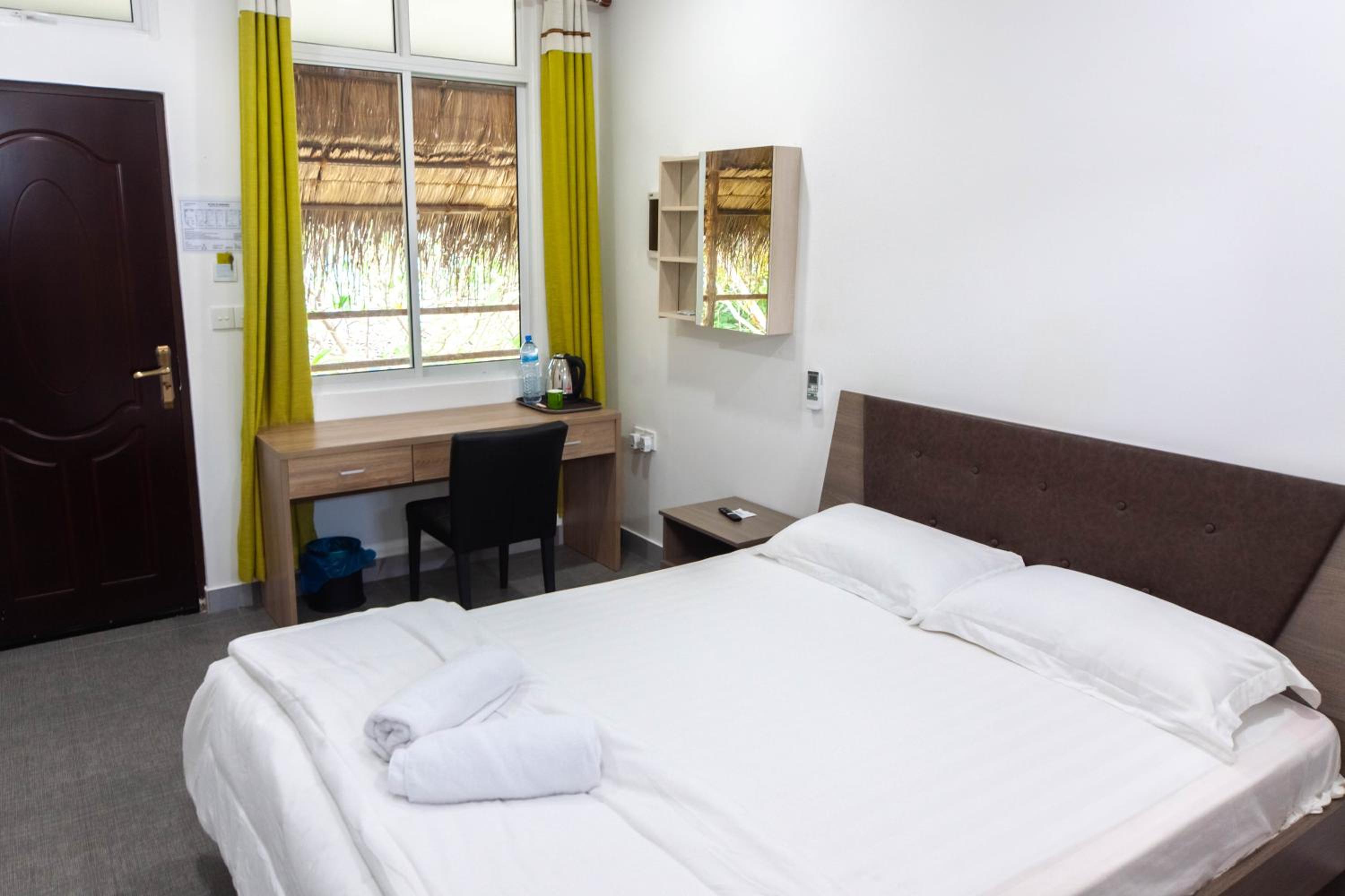Deluxe Double Room with Shower - Photo 15