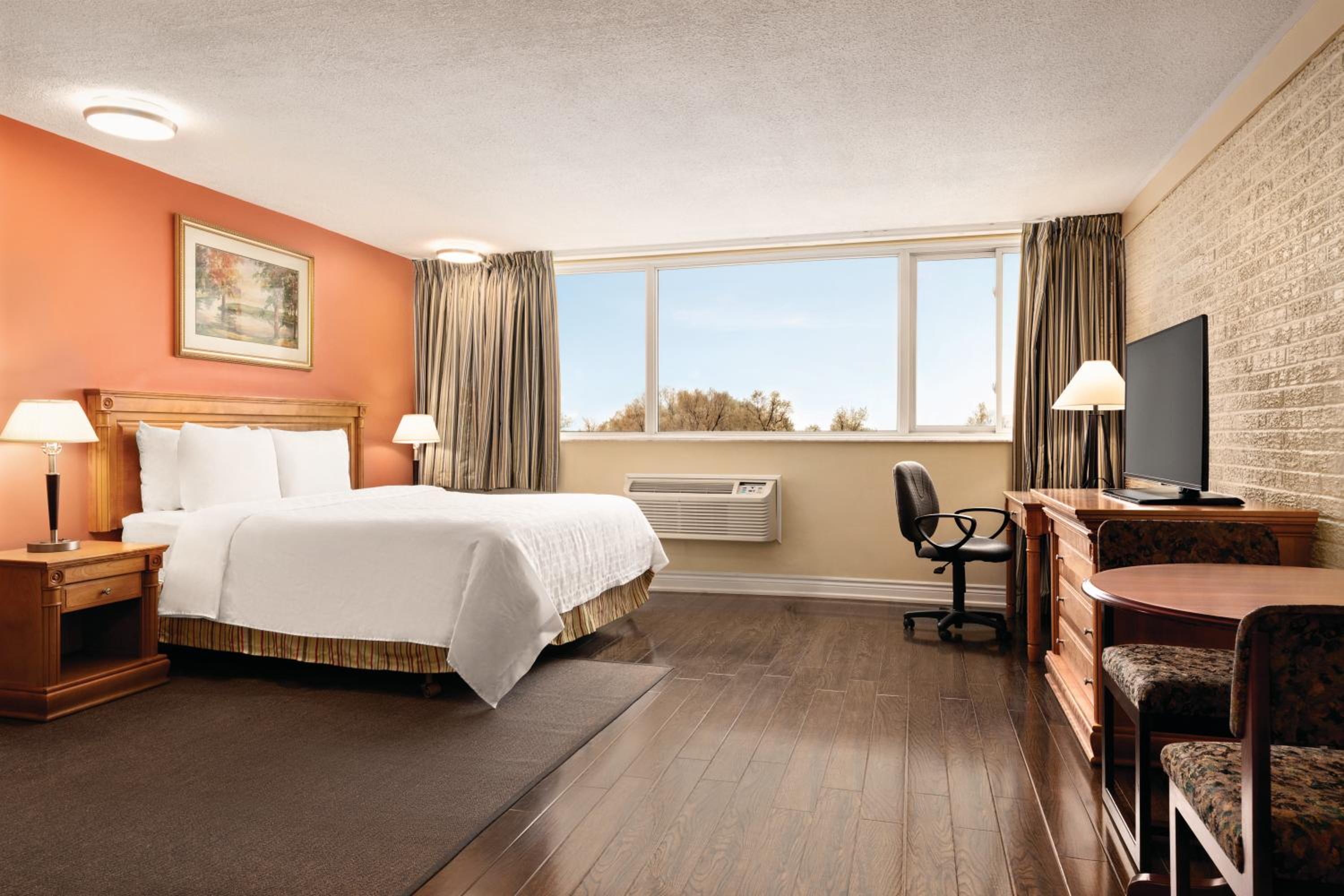 King Room - Non-Smoking - Photo 2