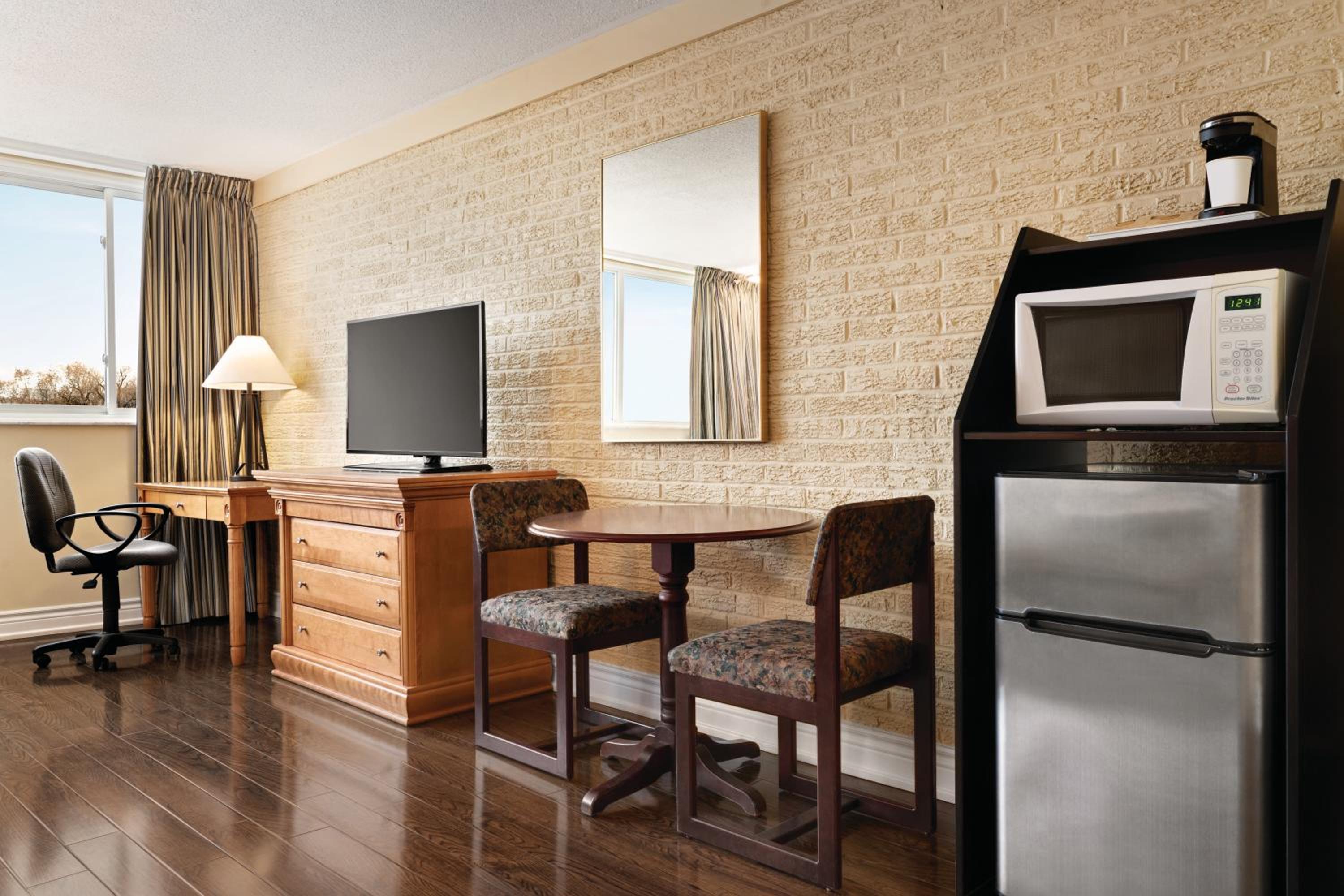 King Room - Non-Smoking - Photo 1