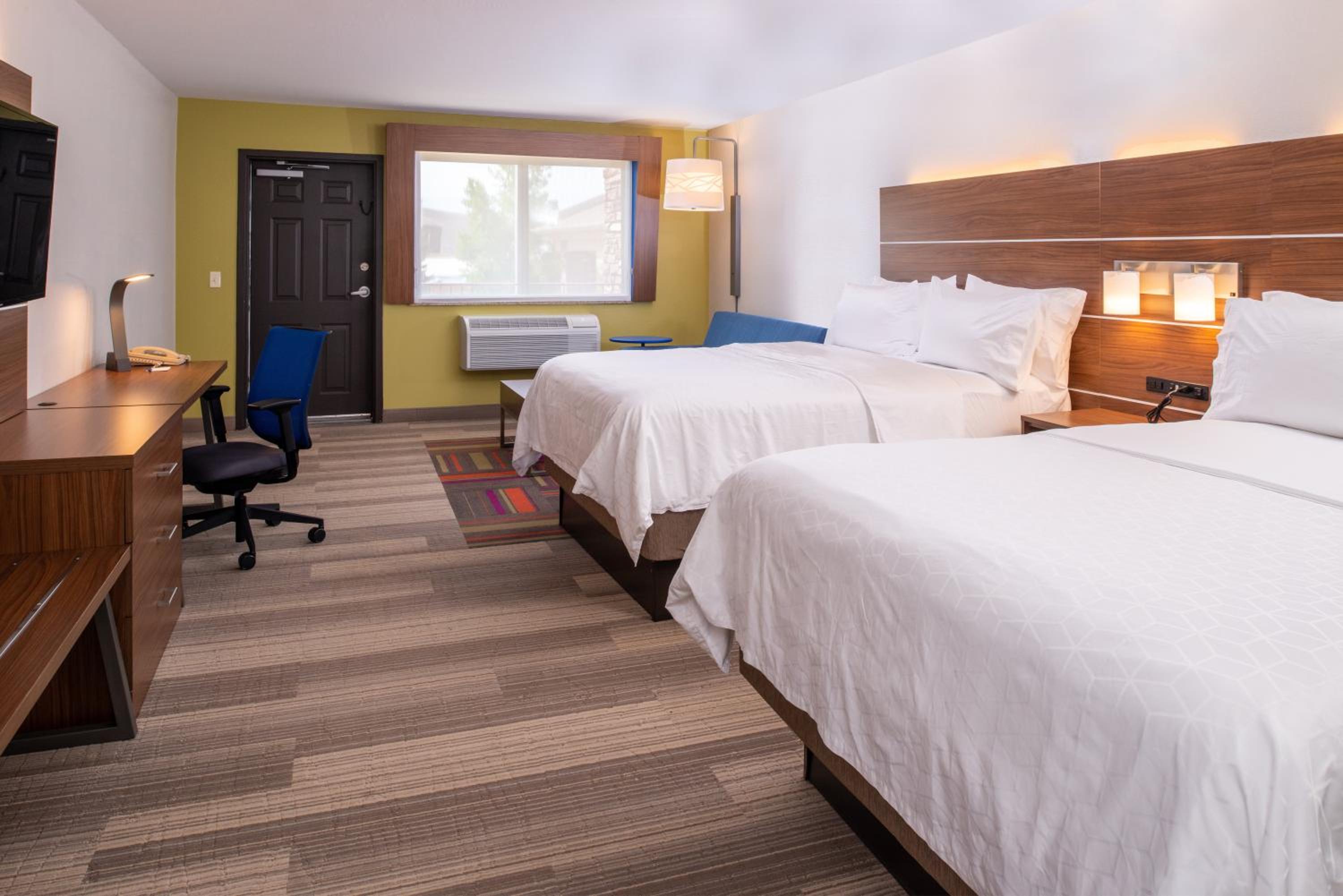 One-Bedroom Suite with Two Queen Beds and Balcony - Sunrise View - Photo 3