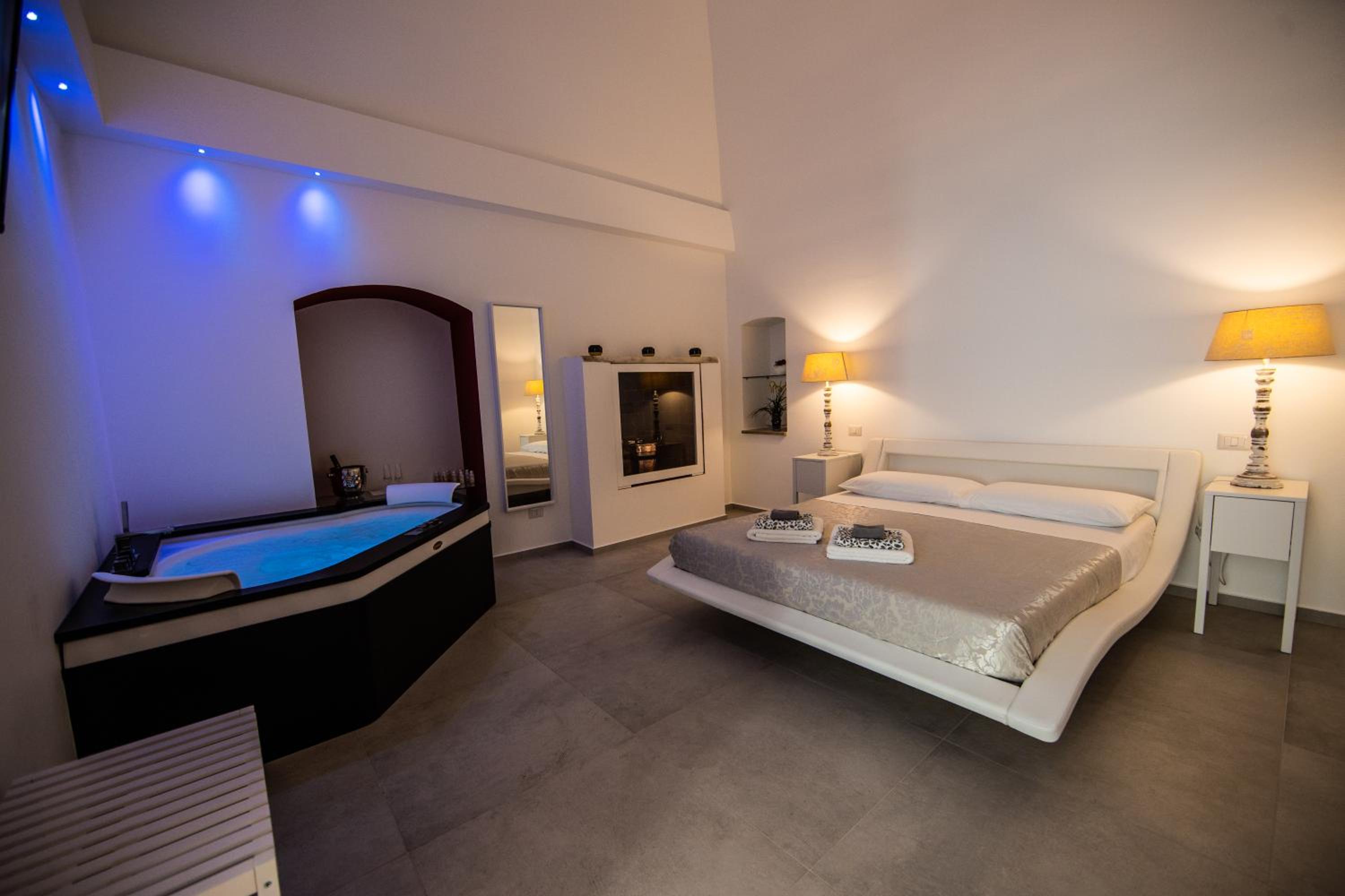 Deluxe Suite with Spa Bath - Photo 8