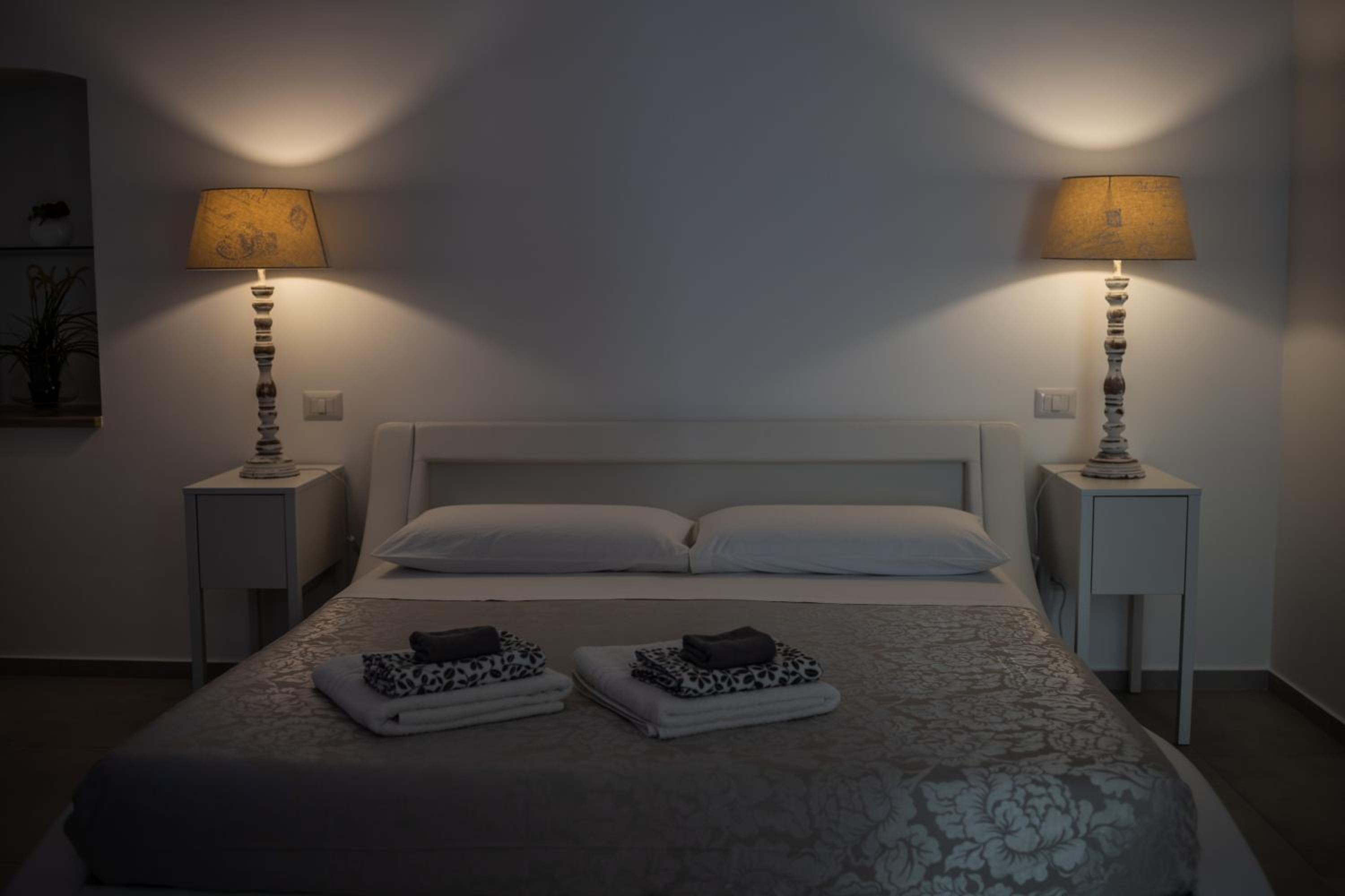 Deluxe Suite with Spa Bath - Photo 7