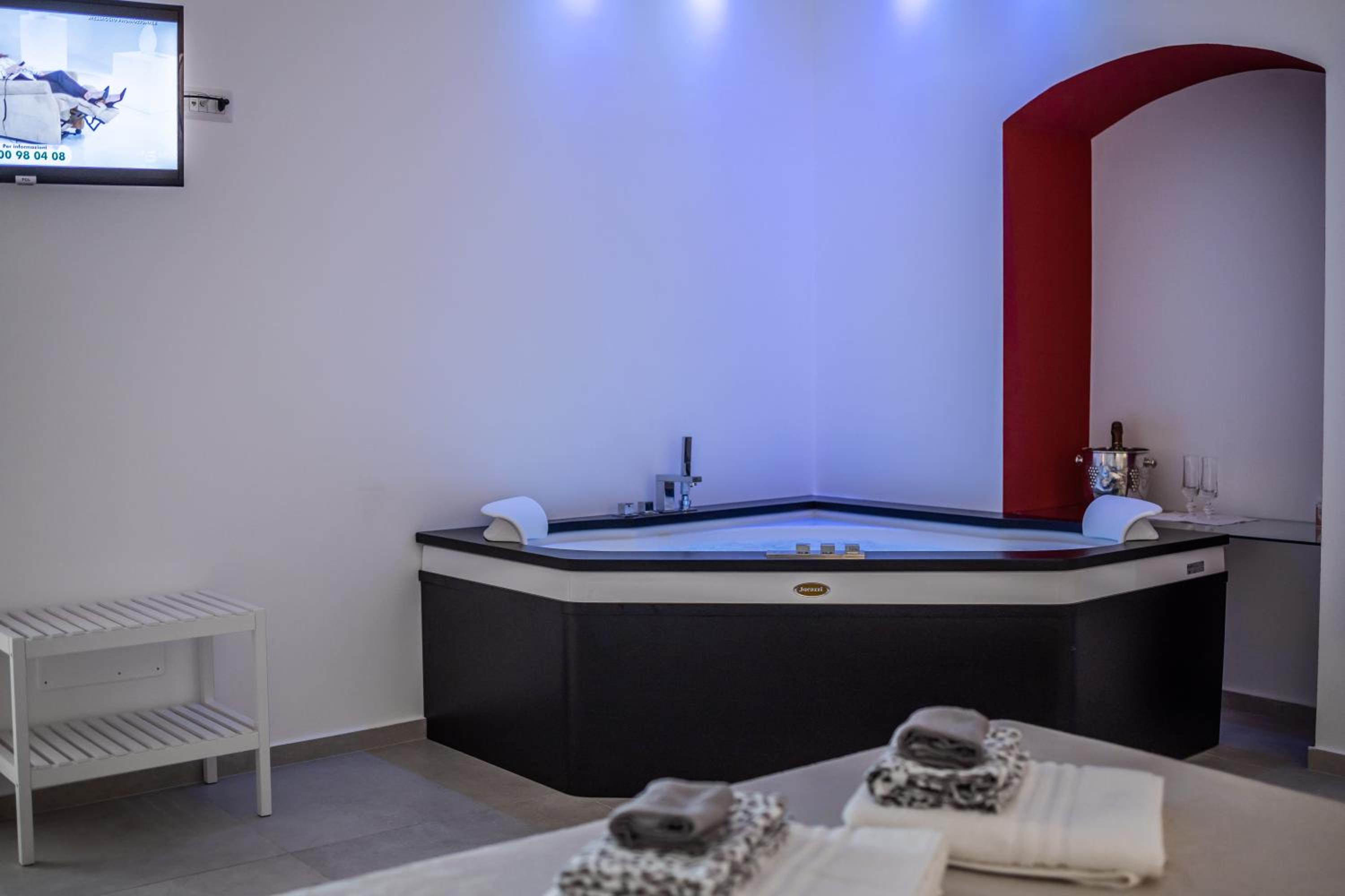 Deluxe Suite with Spa Bath - Photo 6