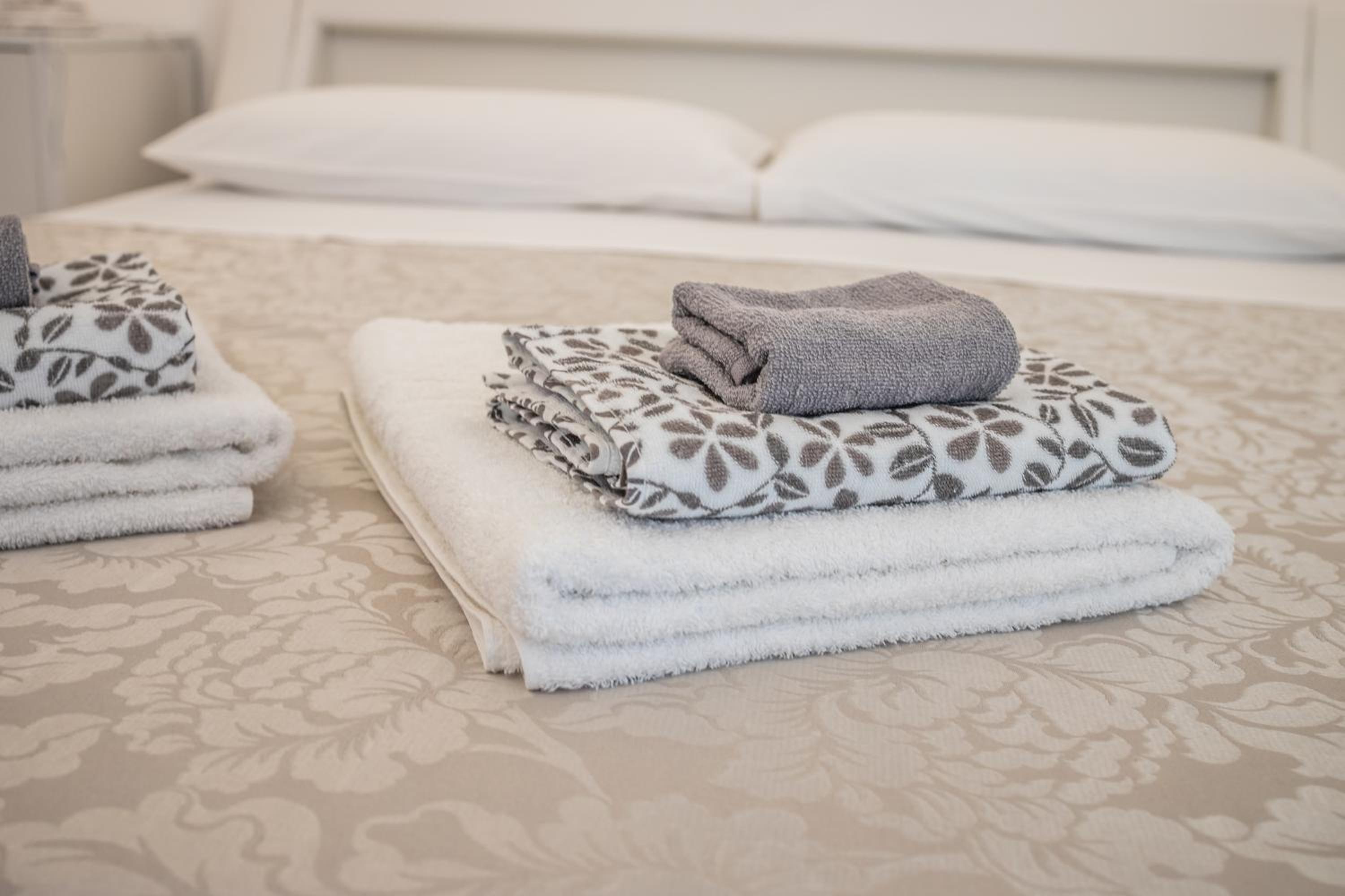 Deluxe Suite with Spa Bath - Photo 5