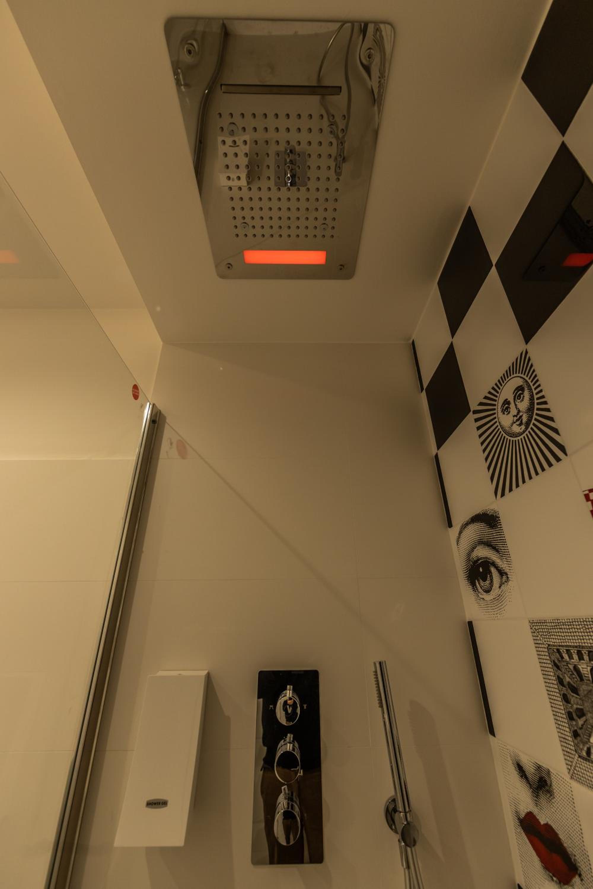 Deluxe Suite with Spa Bath - Photo 3