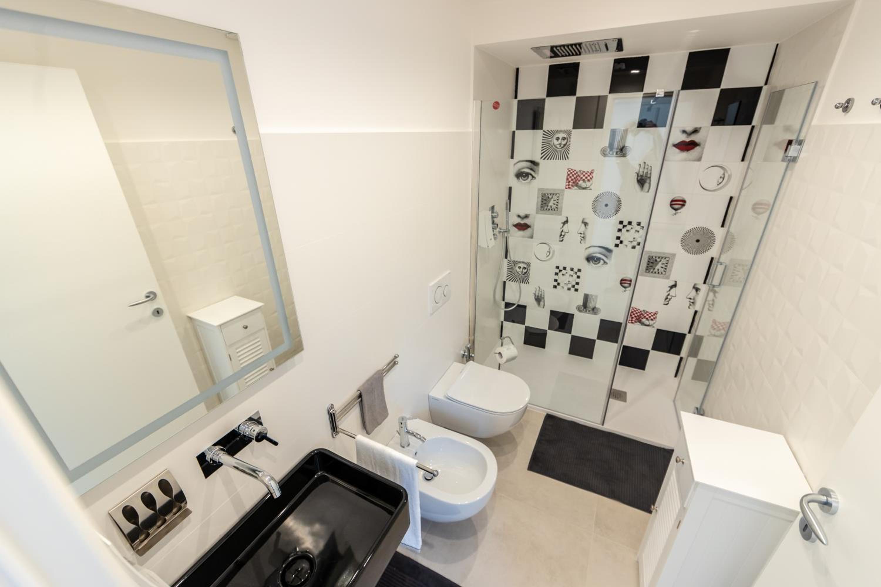 Deluxe Suite with Spa Bath - Photo 2