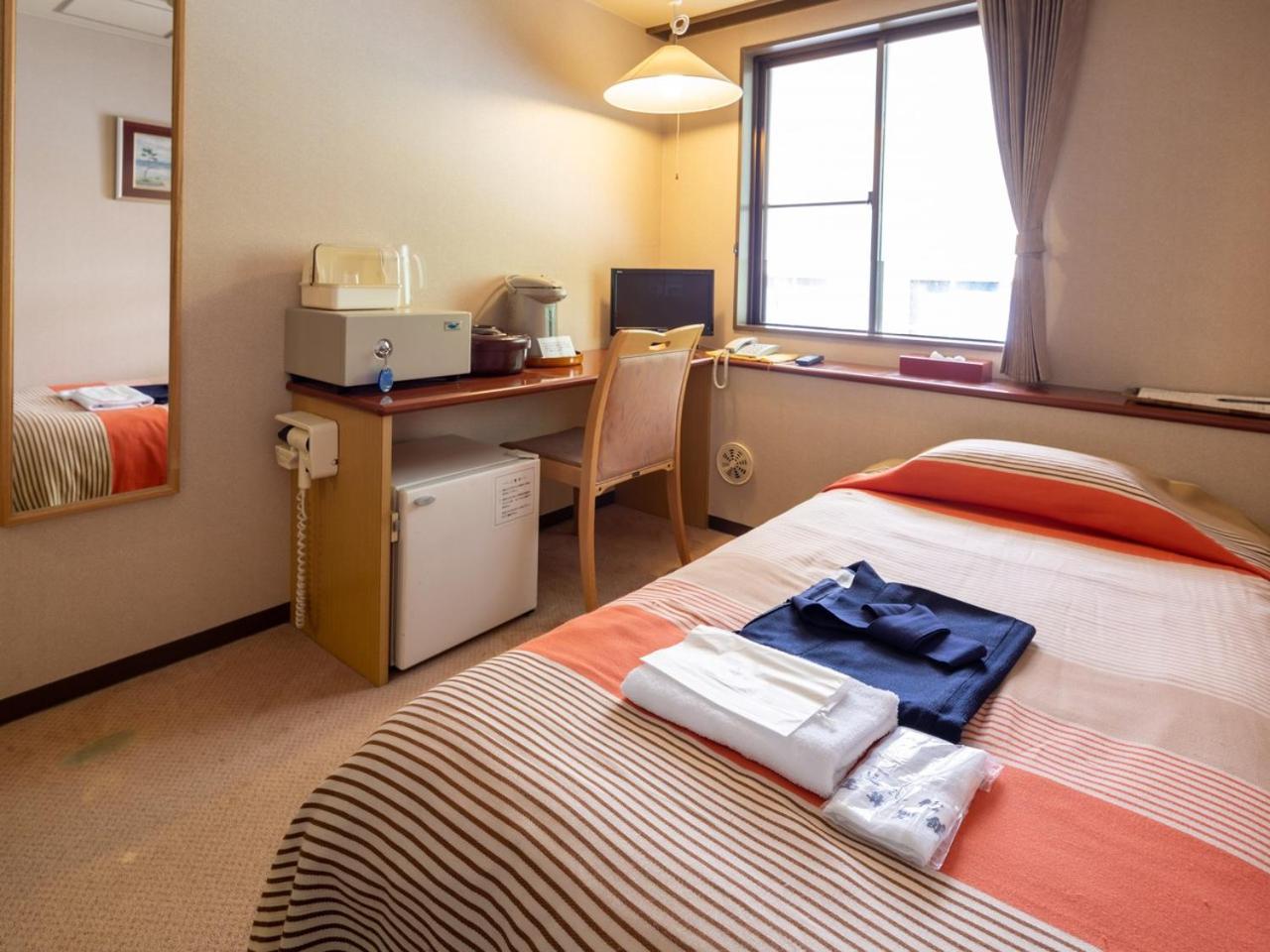 Twin Room - Non-Smoking photo 1