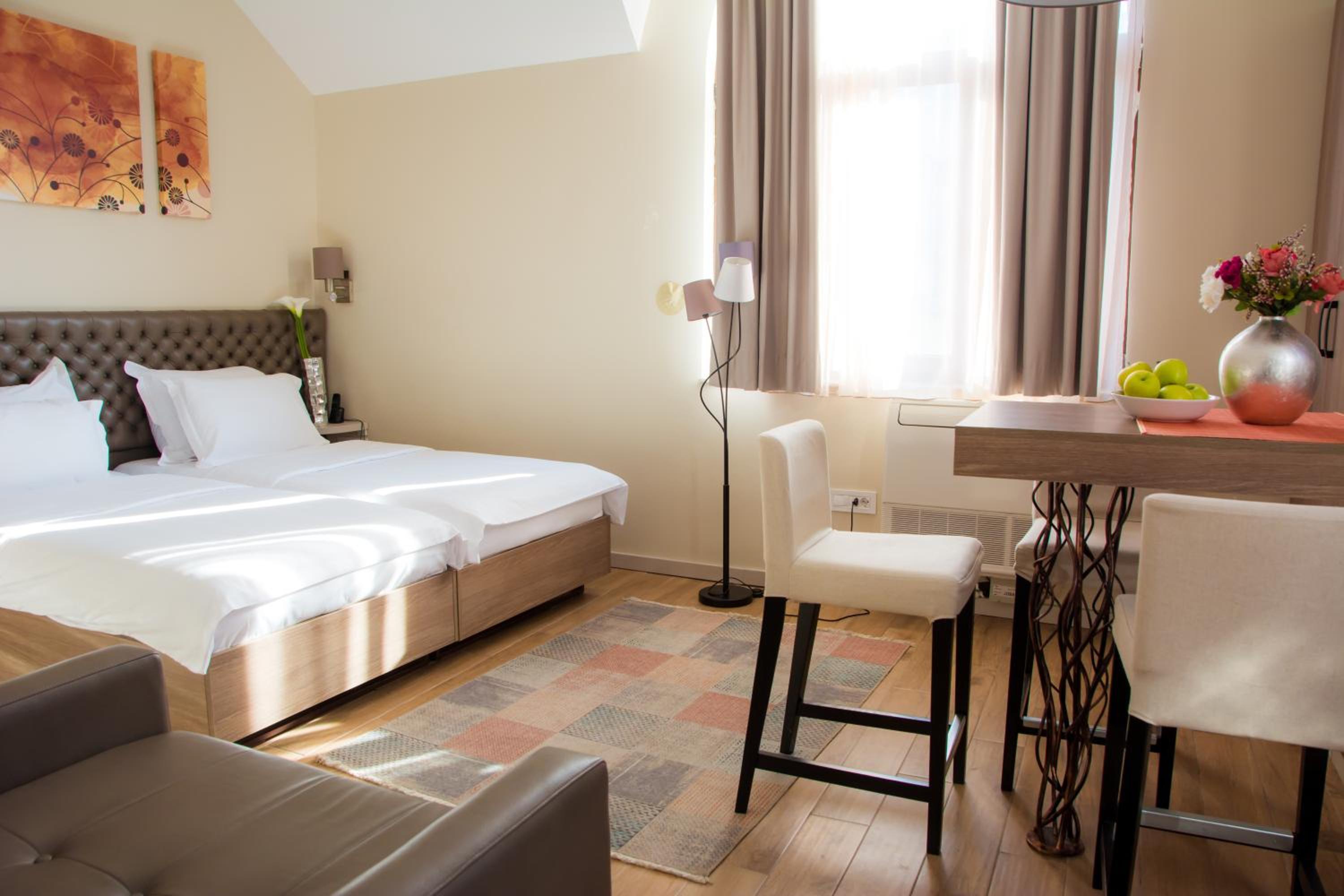 Deluxe Apartment with Free Parking - Photo 6