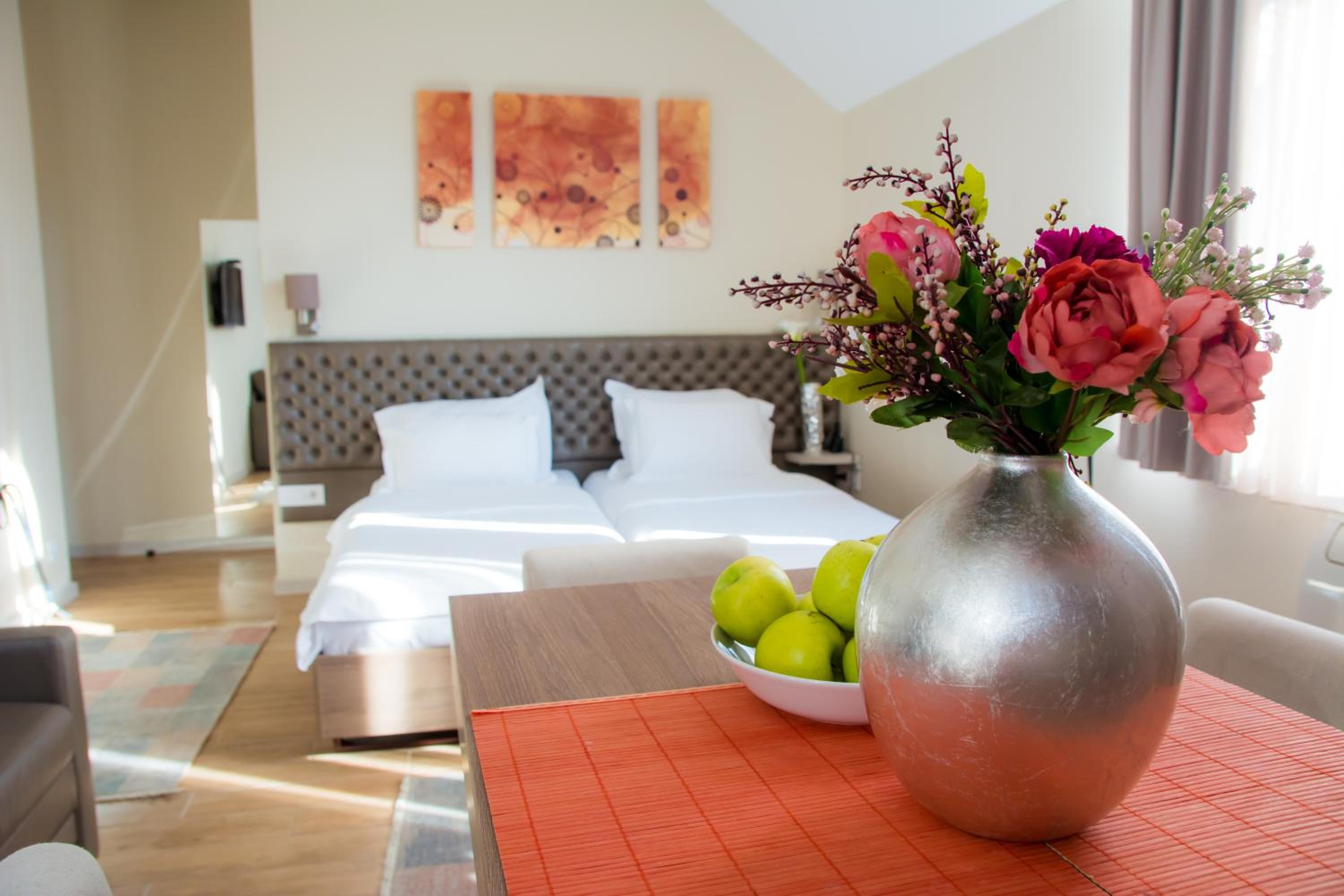 Deluxe Apartment with Free Parking - Photo 5