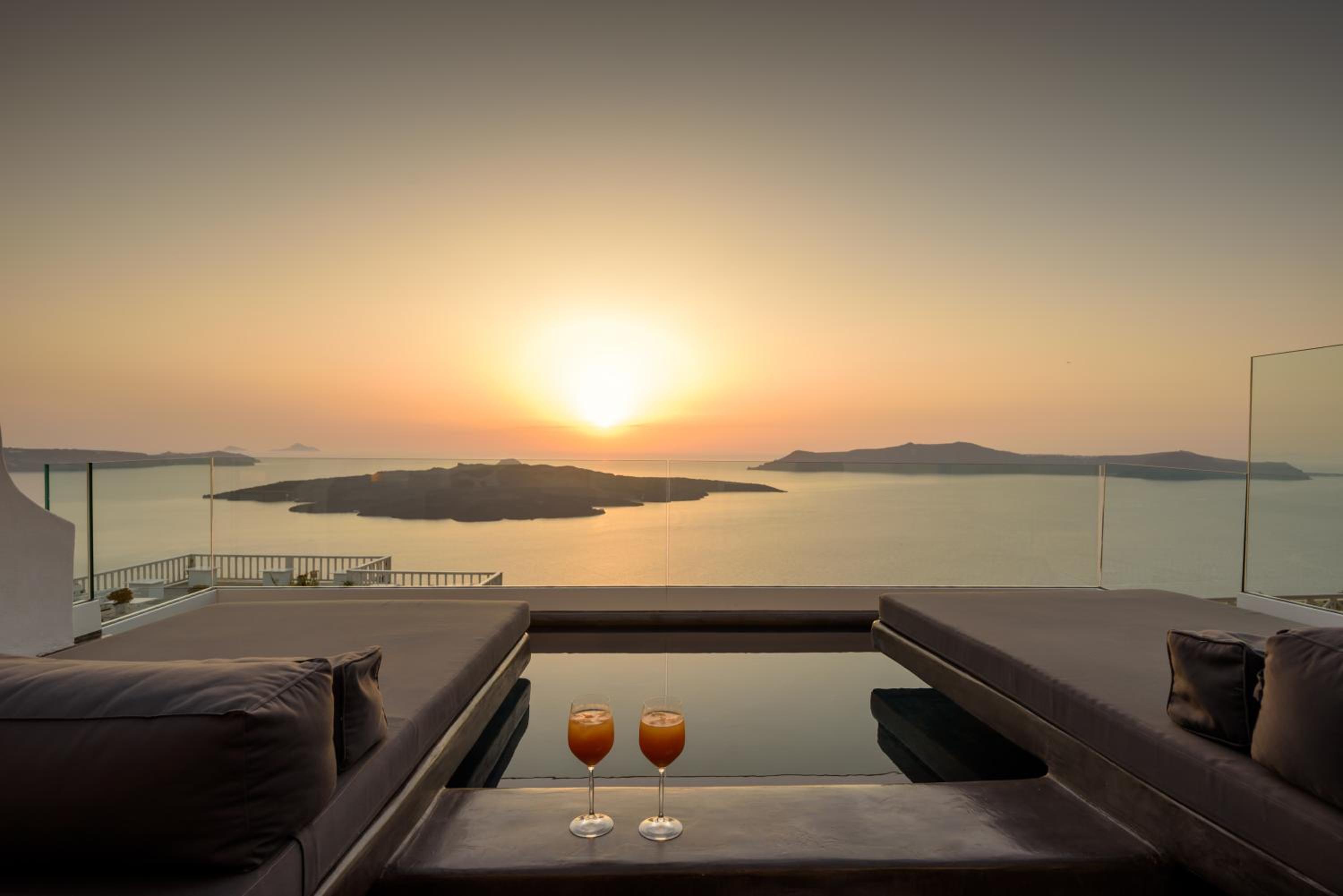 Superior Suite with Private Jacuzzi, River Pool and Caldera View photo 2