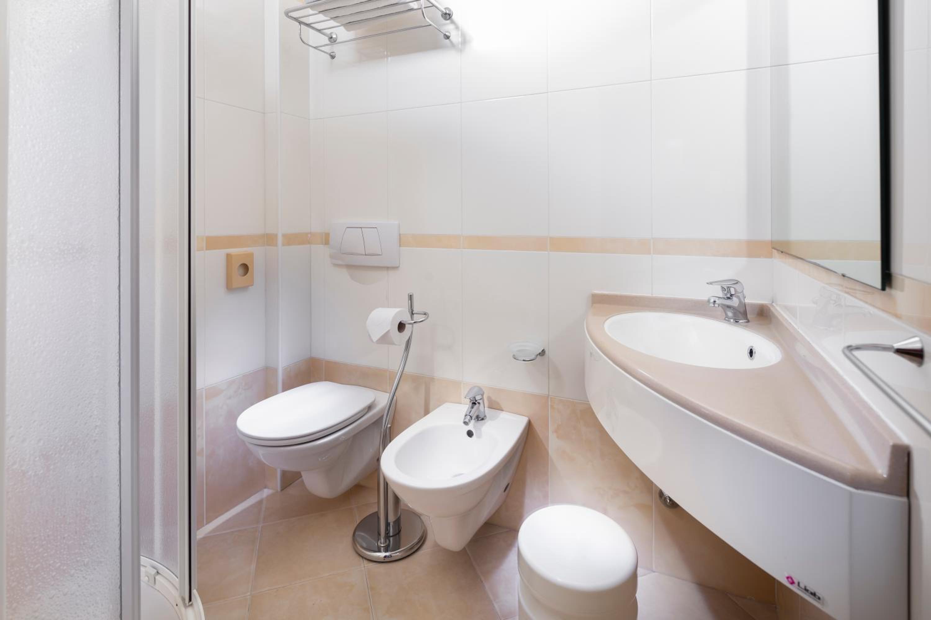 Double or Twin Room with Balcony - Photo 2