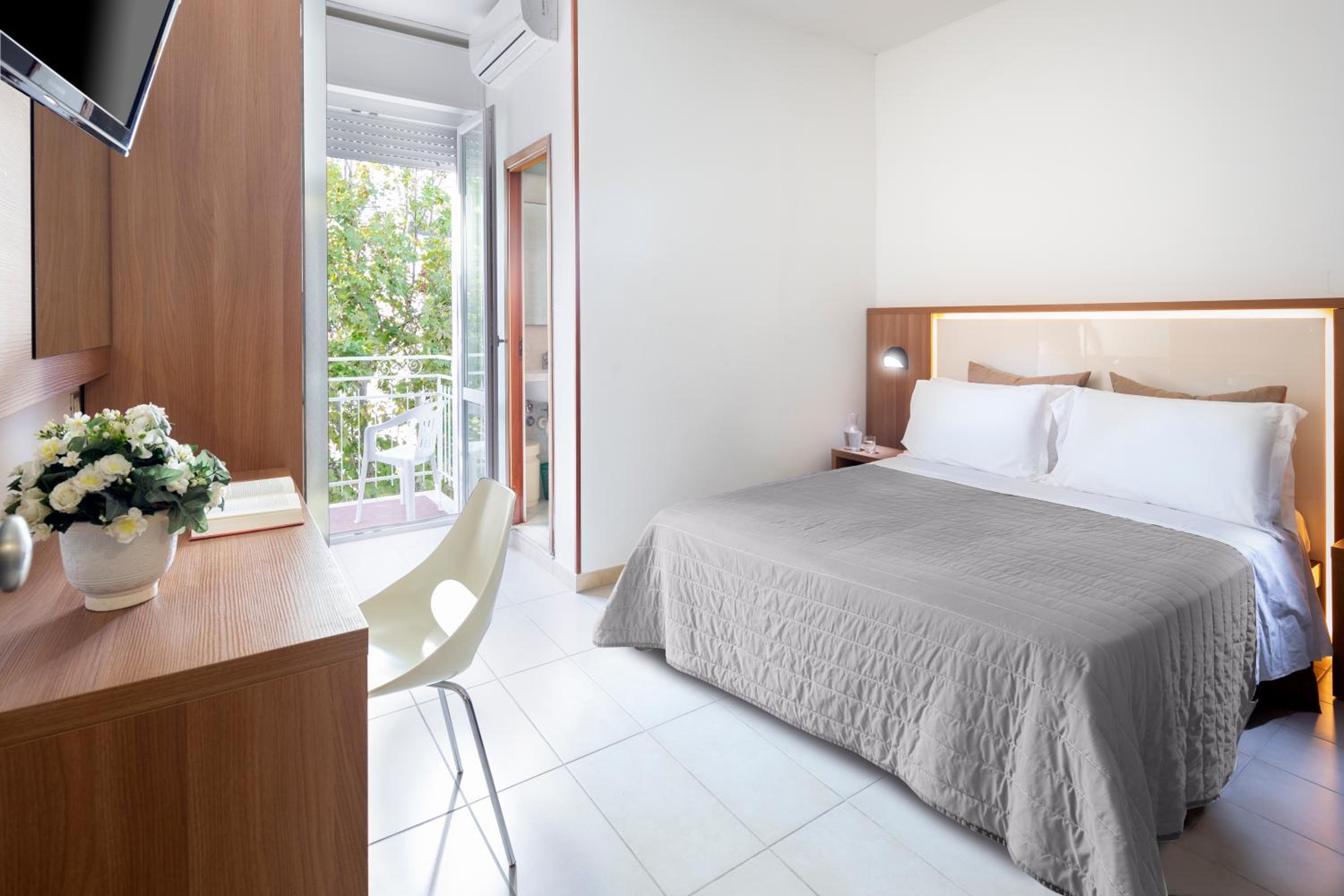 Double or Twin Room with Balcony - Photo 3