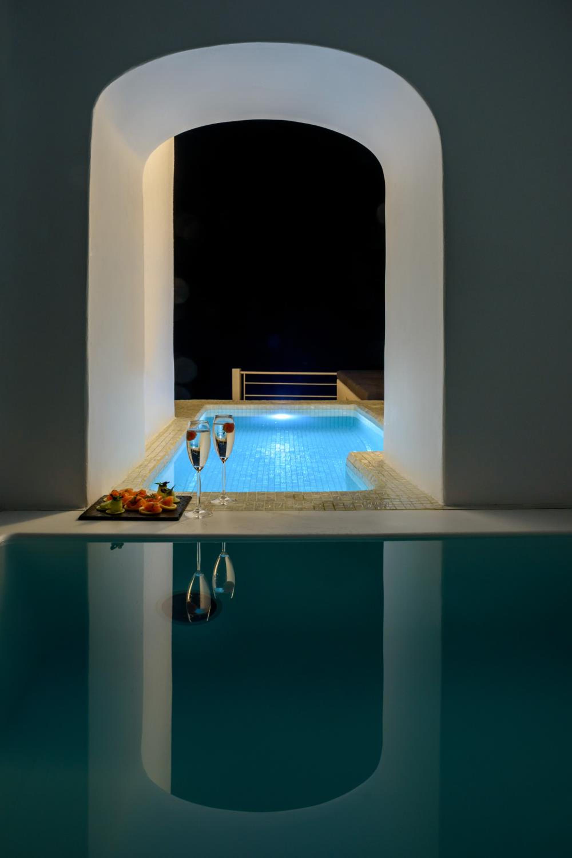 Grand Suite with Hot Tub and Caldera View - Photo 5
