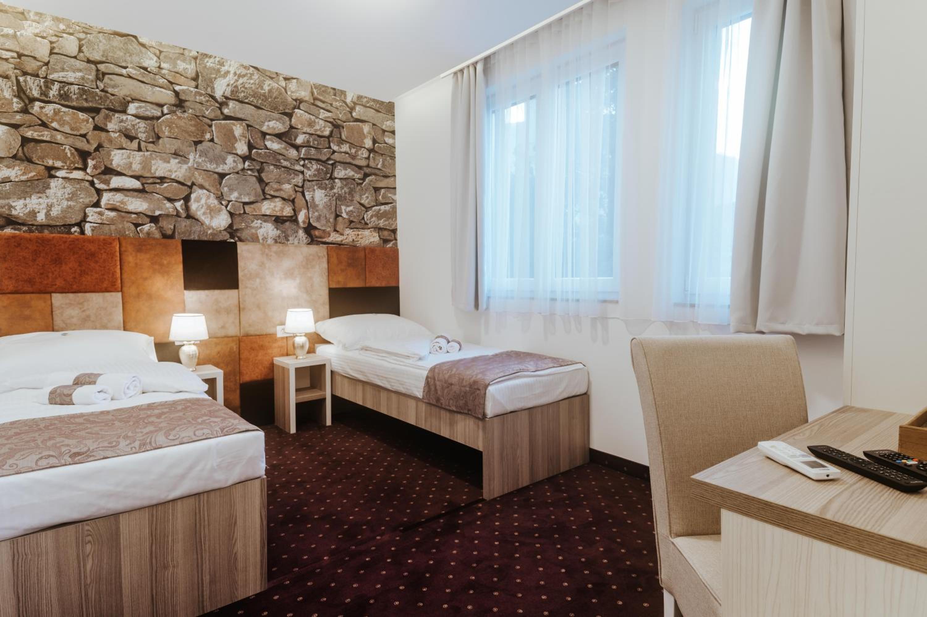 Double or Twin Room - Photo 5