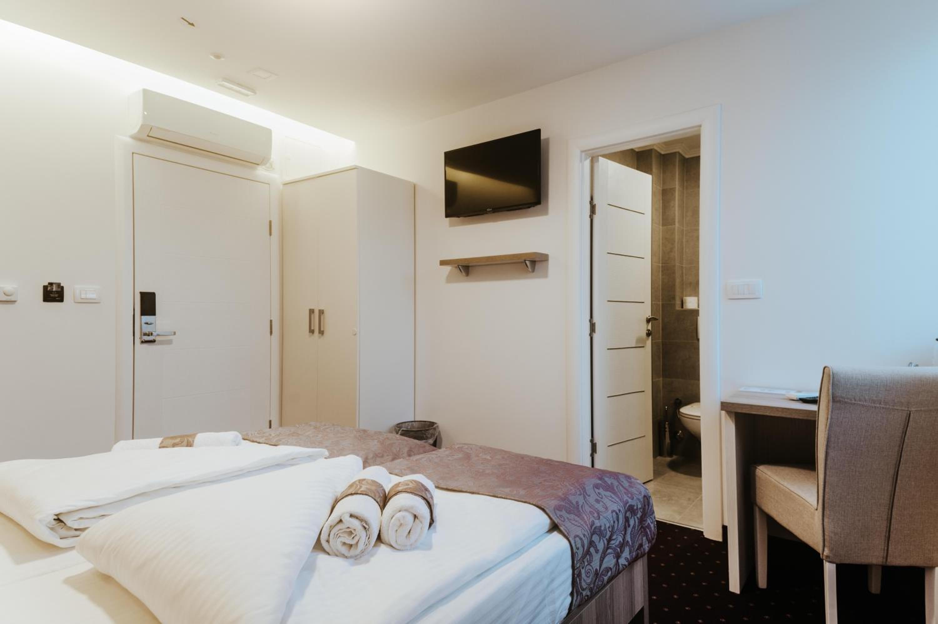 Double or Twin Room - Photo 22
