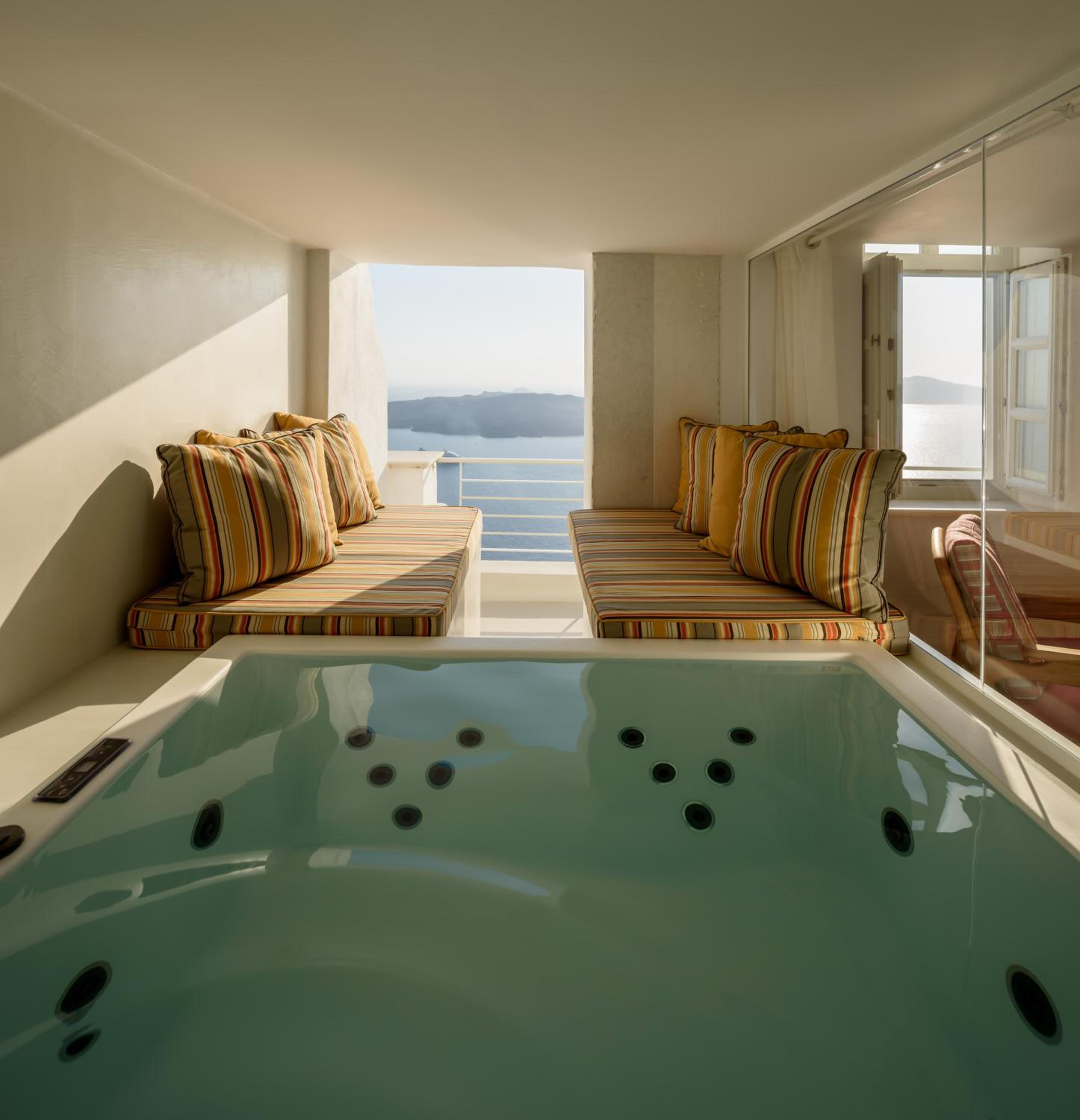 Senior Suite with Hot Tub and Caldera View - Photo 12