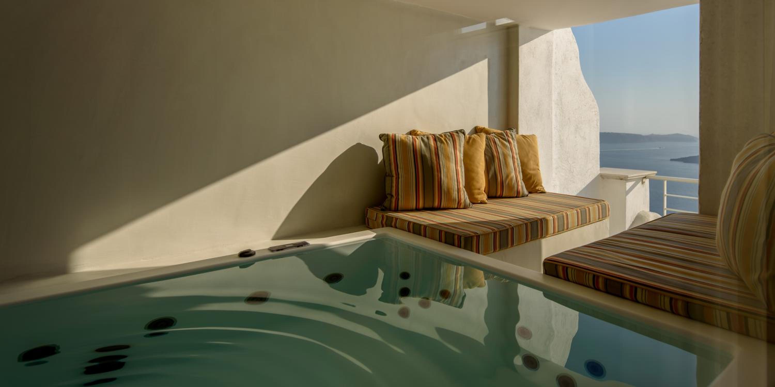 Senior Suite with Hot Tub and Caldera View - Photo 11