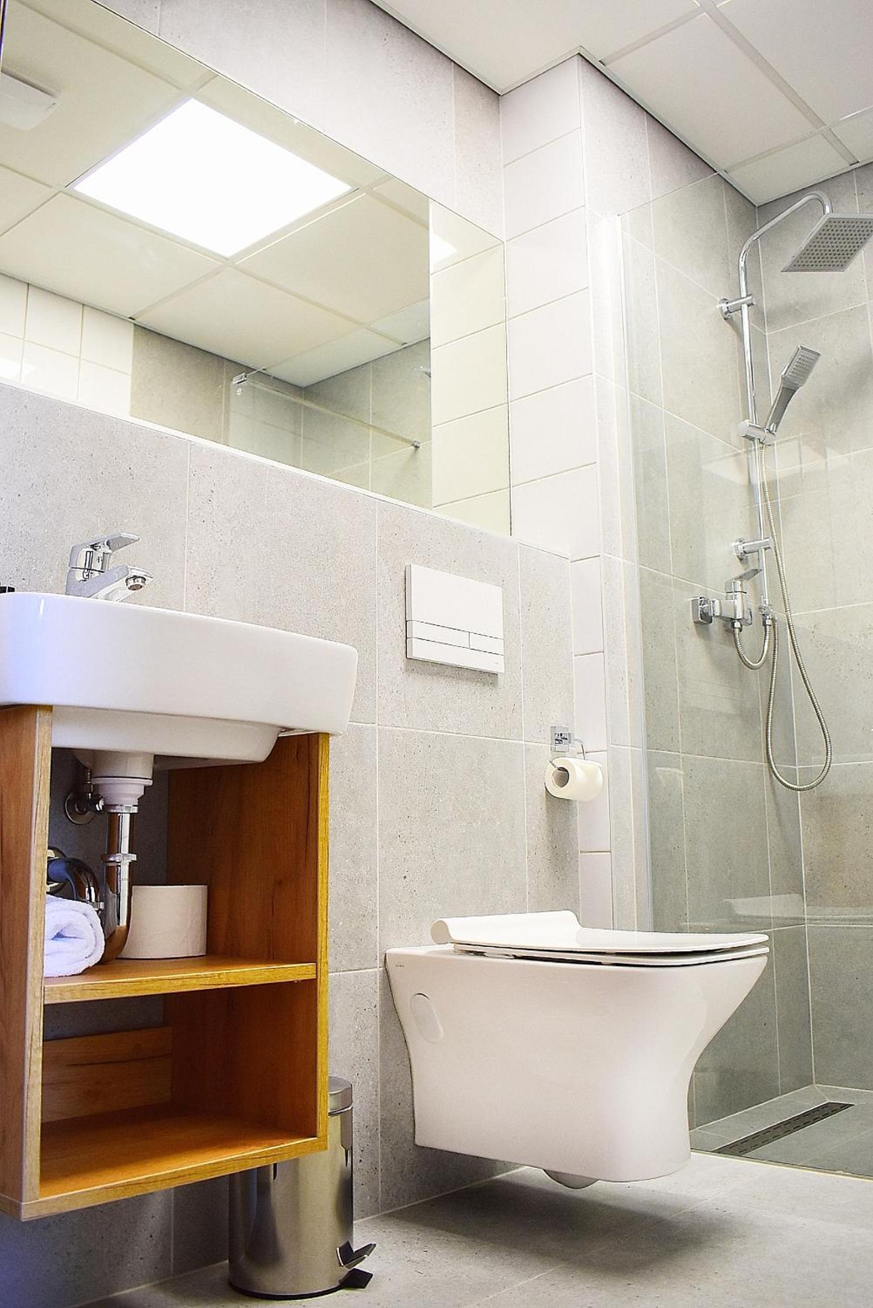Double Room with Private Bathroom - Photo 15