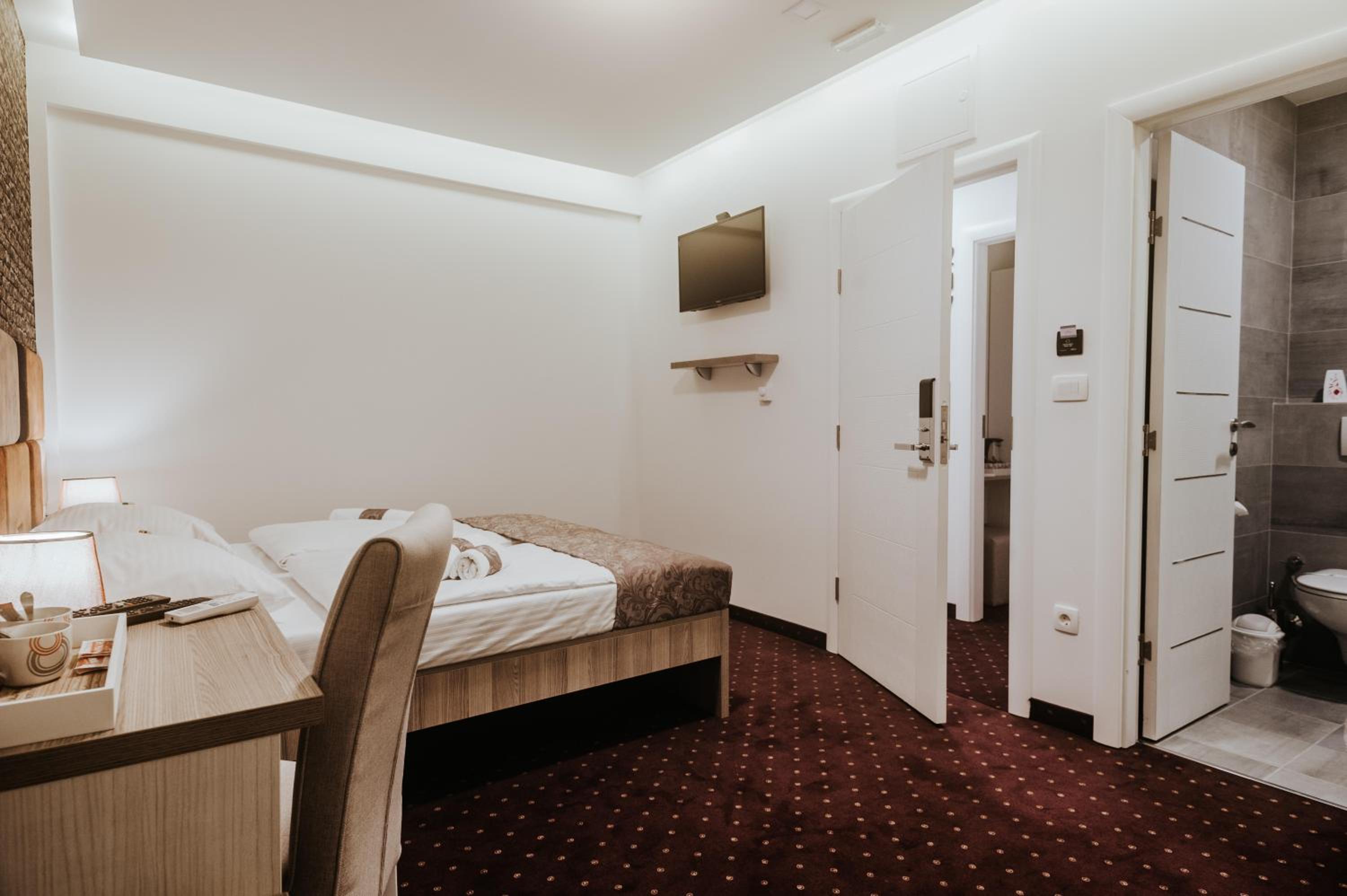 Standard Triple Room - Photo 23