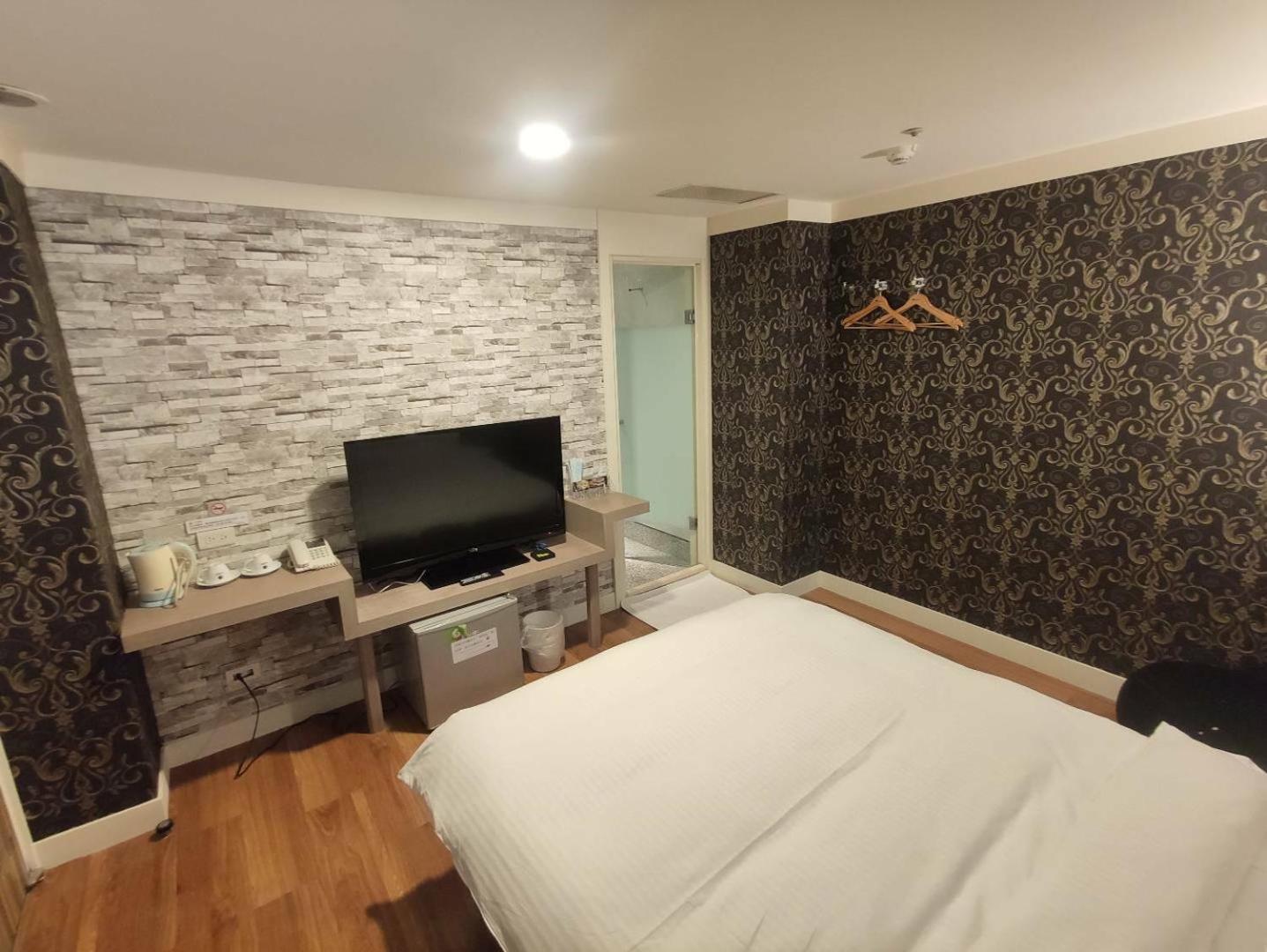 Budget Double Room - No Window photo 2