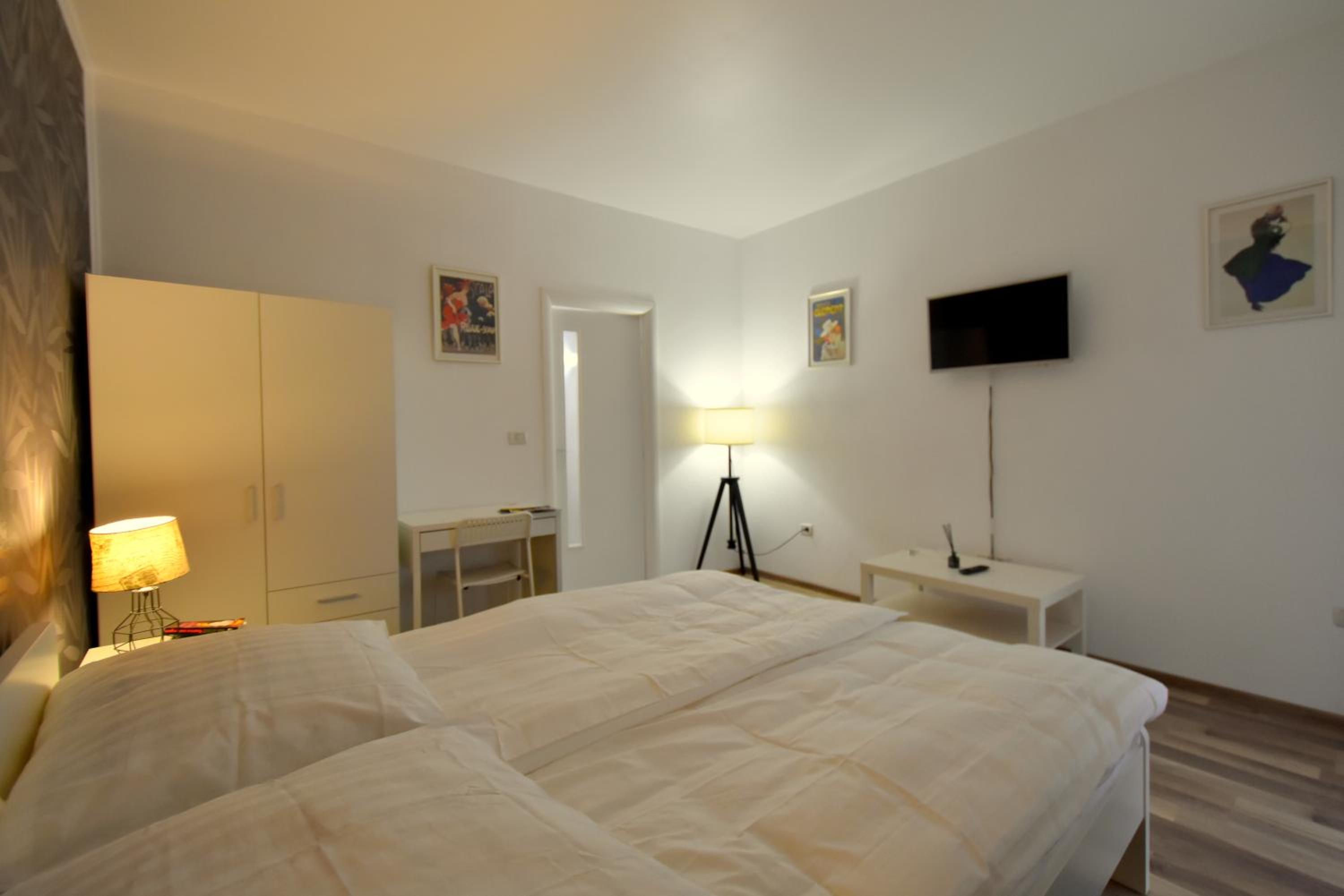 One-Bedroom Apartment - Photo 1