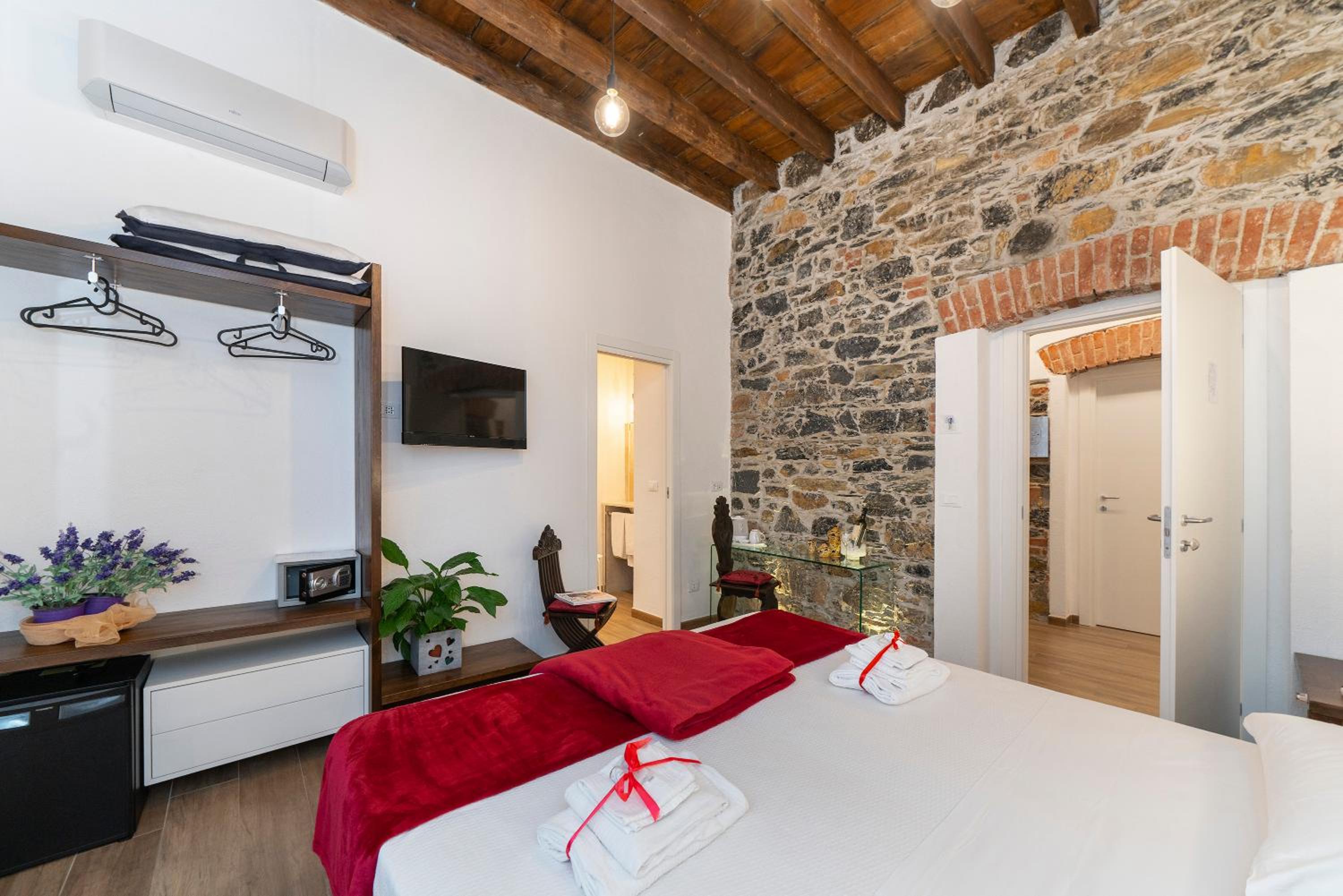 Superior Double or Twin Room - Photo 16