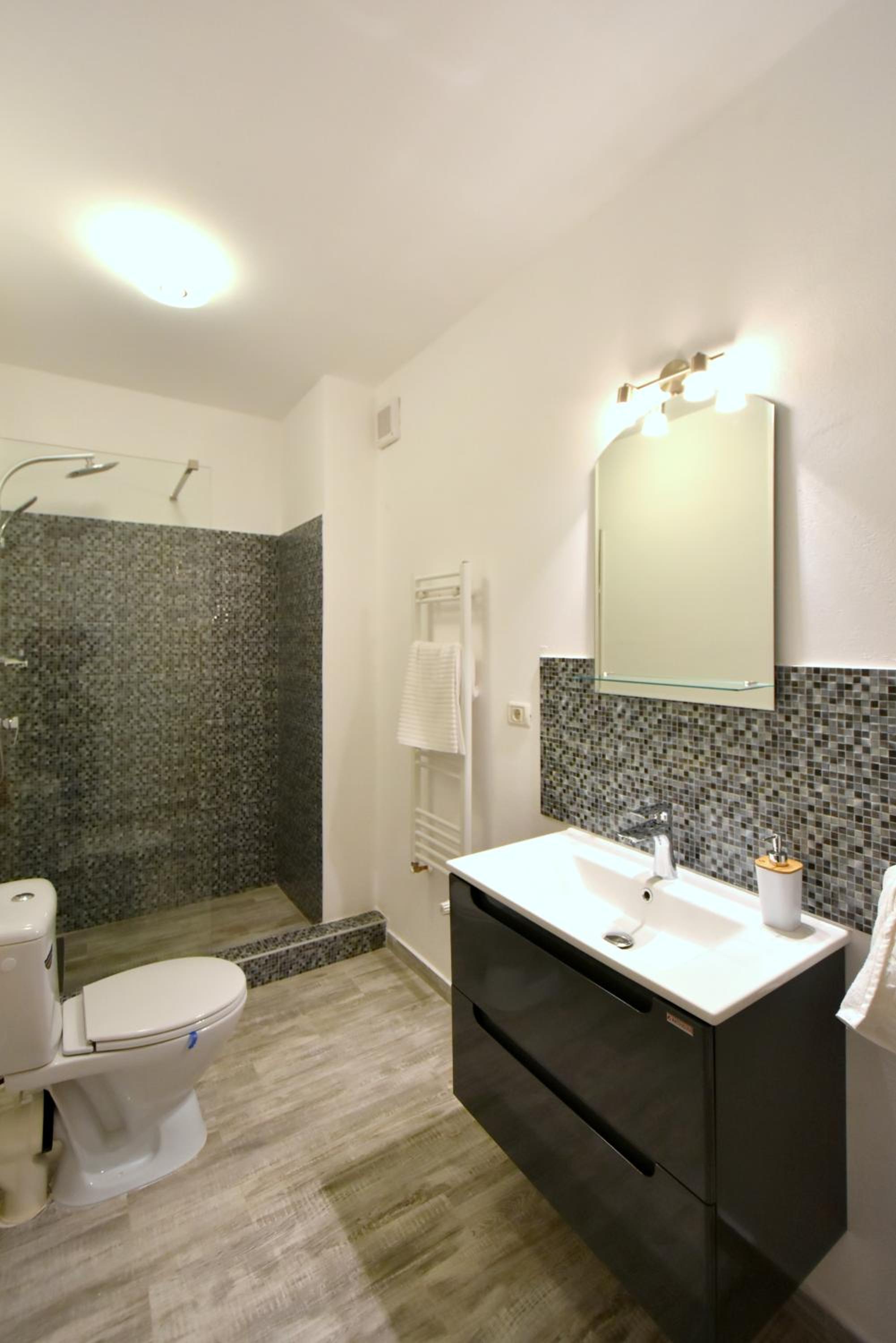 One-Bedroom Apartment - Photo 7