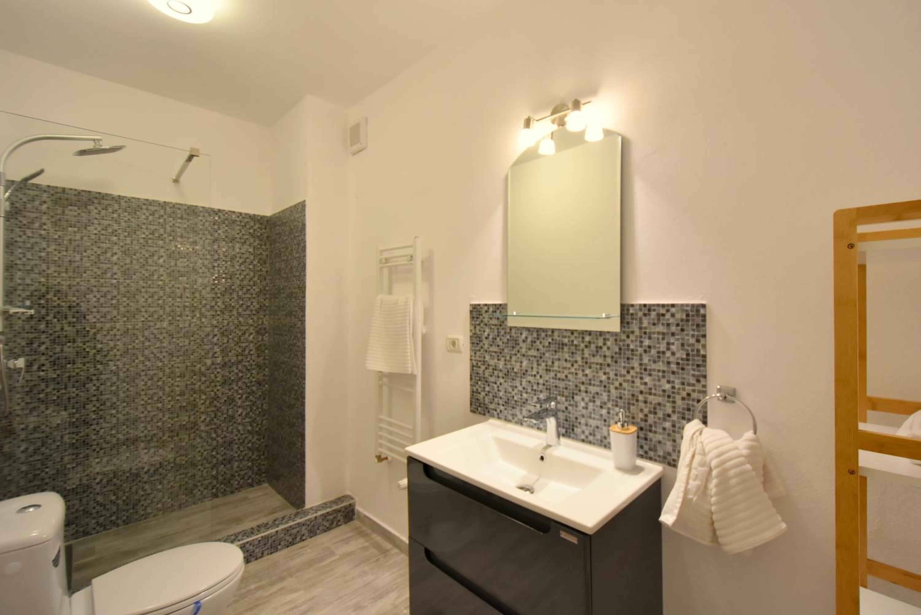 One-Bedroom Apartment - Photo 8