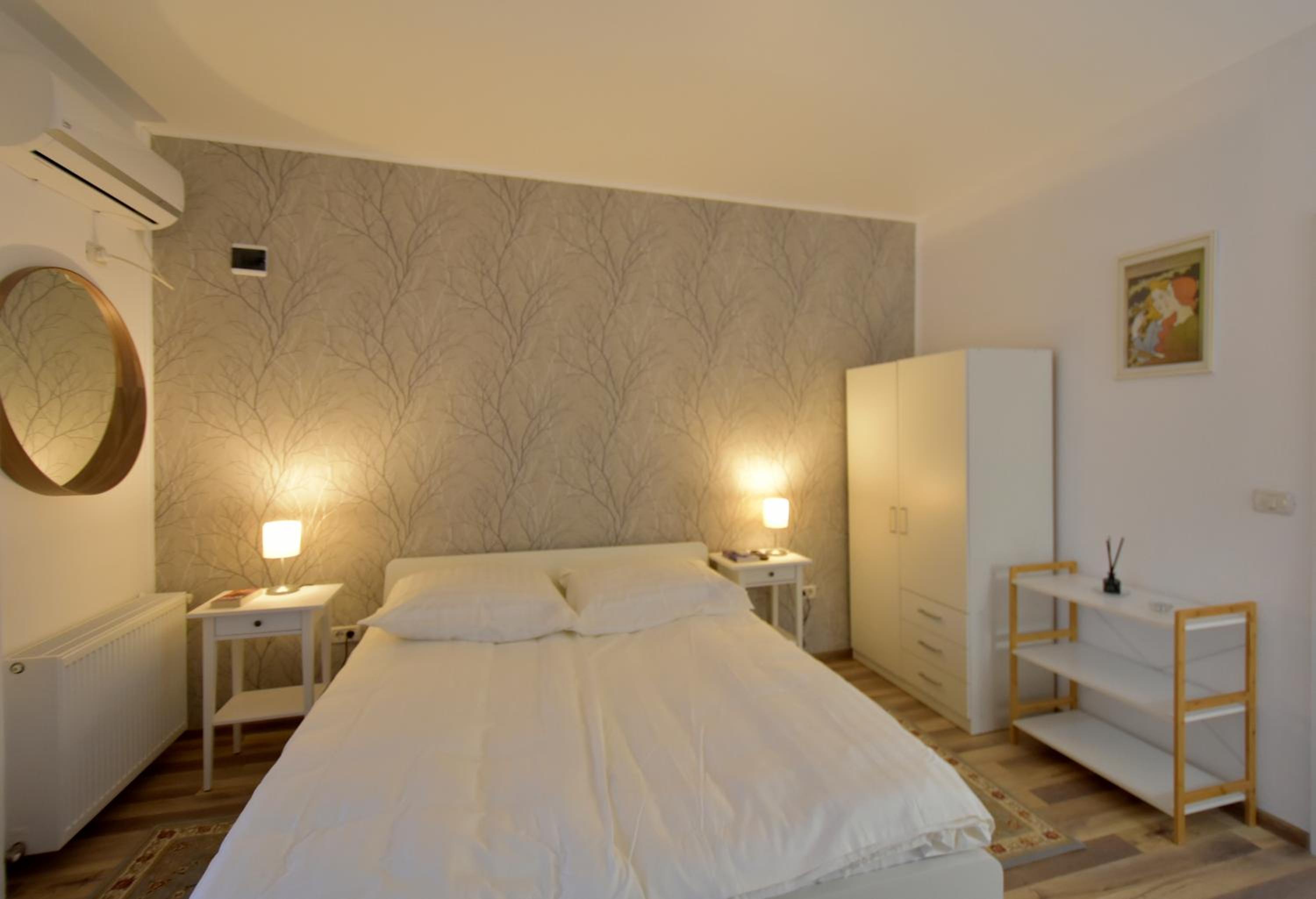 One-Bedroom Apartment - Photo 2