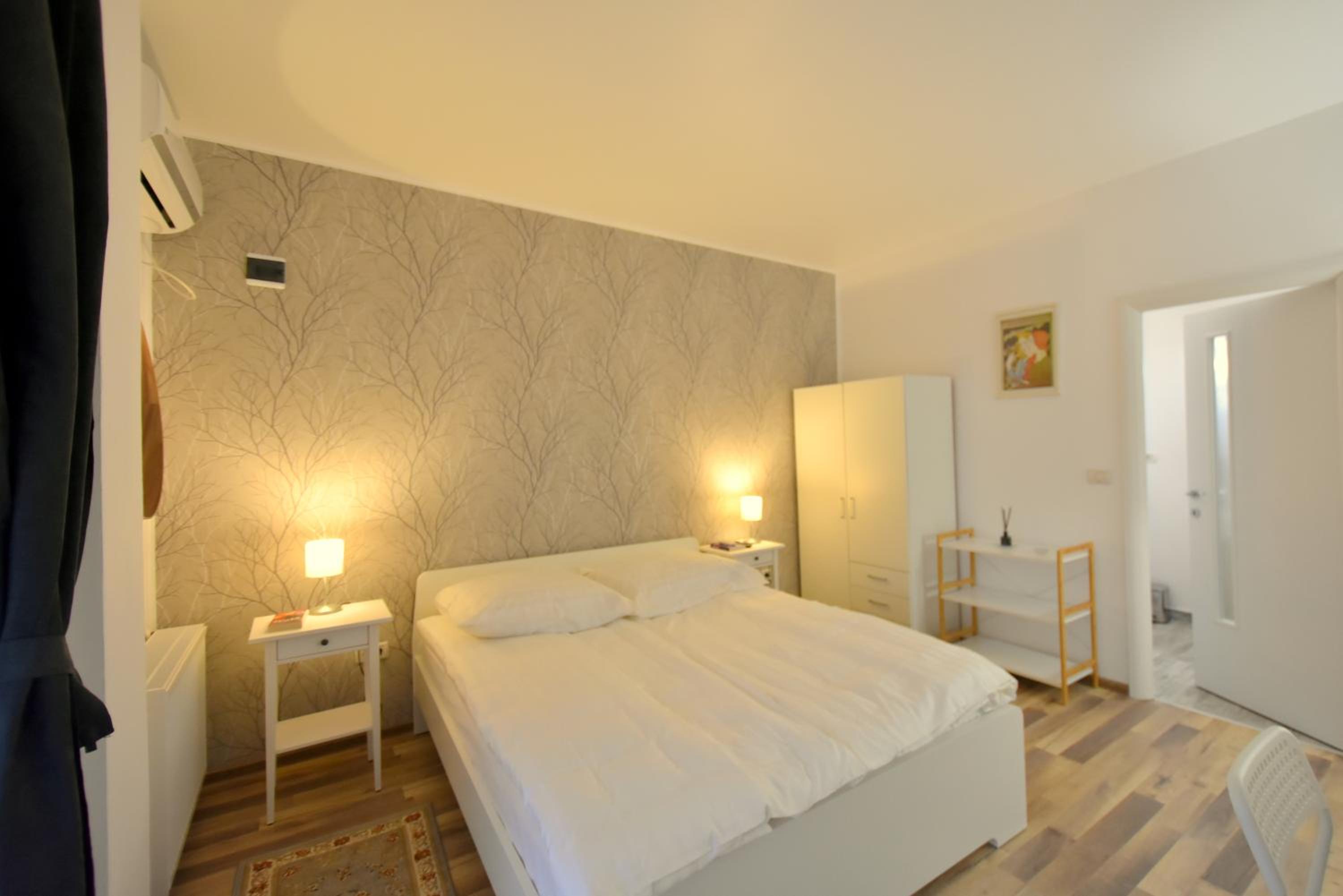 One-Bedroom Apartment - Photo 3