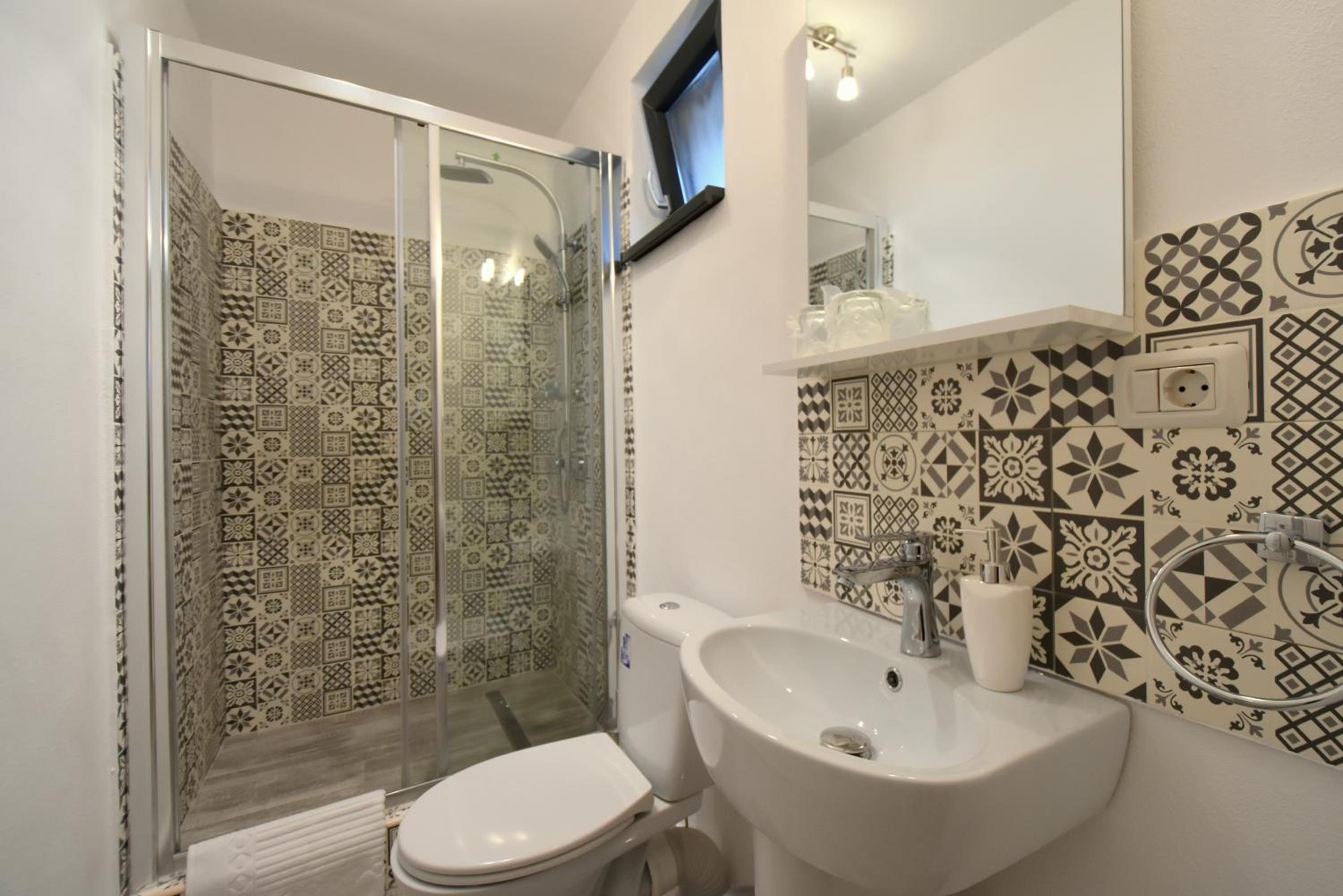 One-Bedroom Apartment - Photo 2