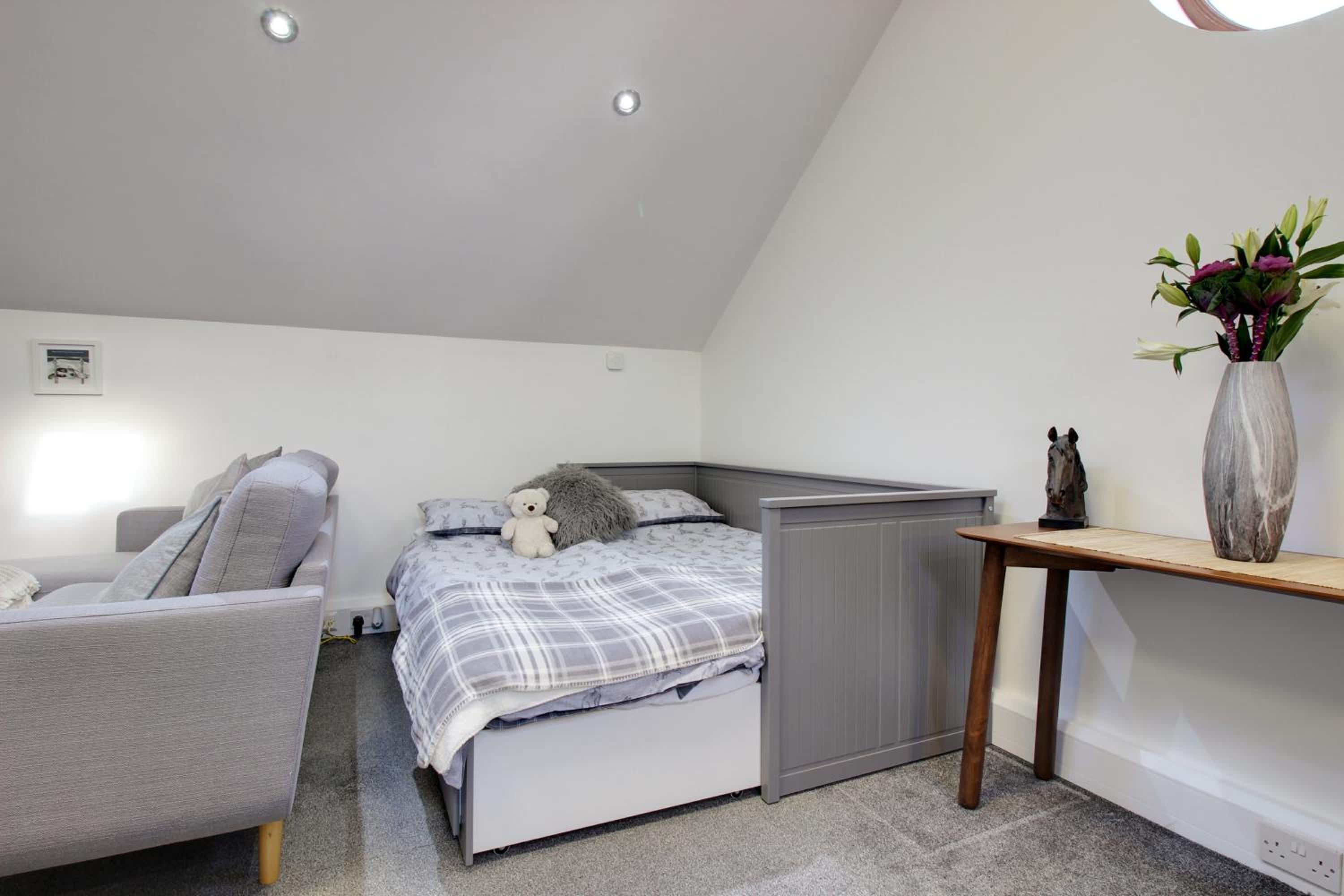 One-Bedroom Apartment - Photo 3