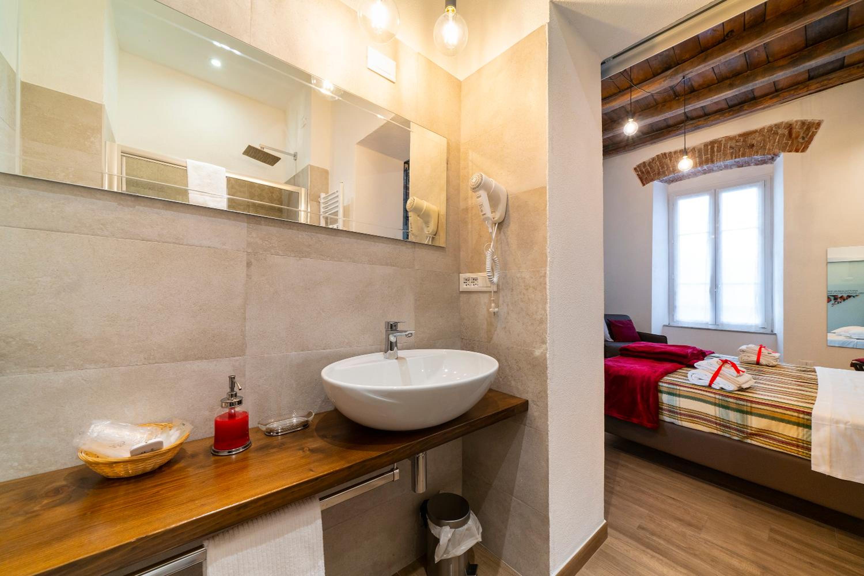 Superior Double or Twin Room with City View - Photo 15