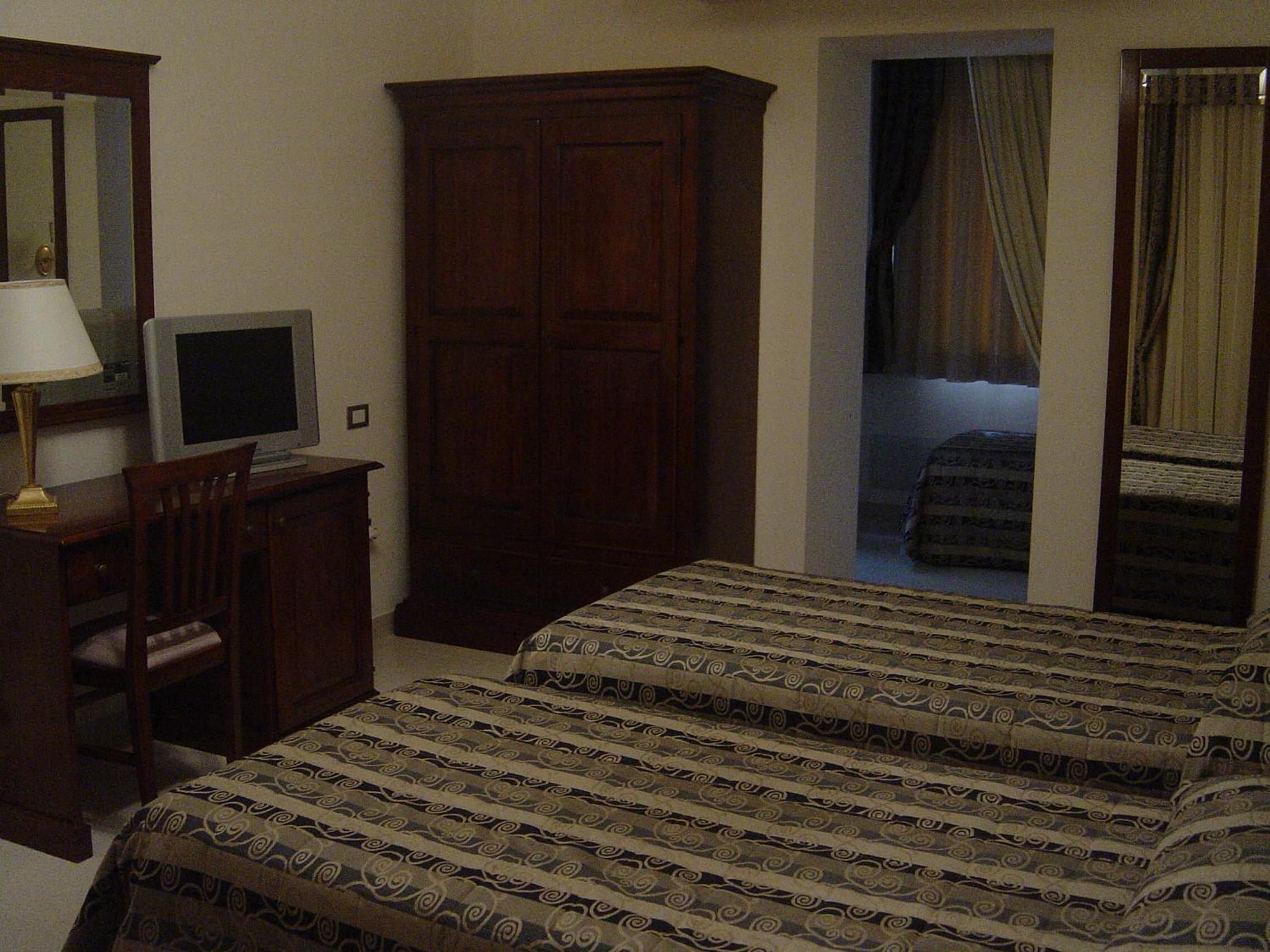 Triple Room with Private Bathroom - Photo 2