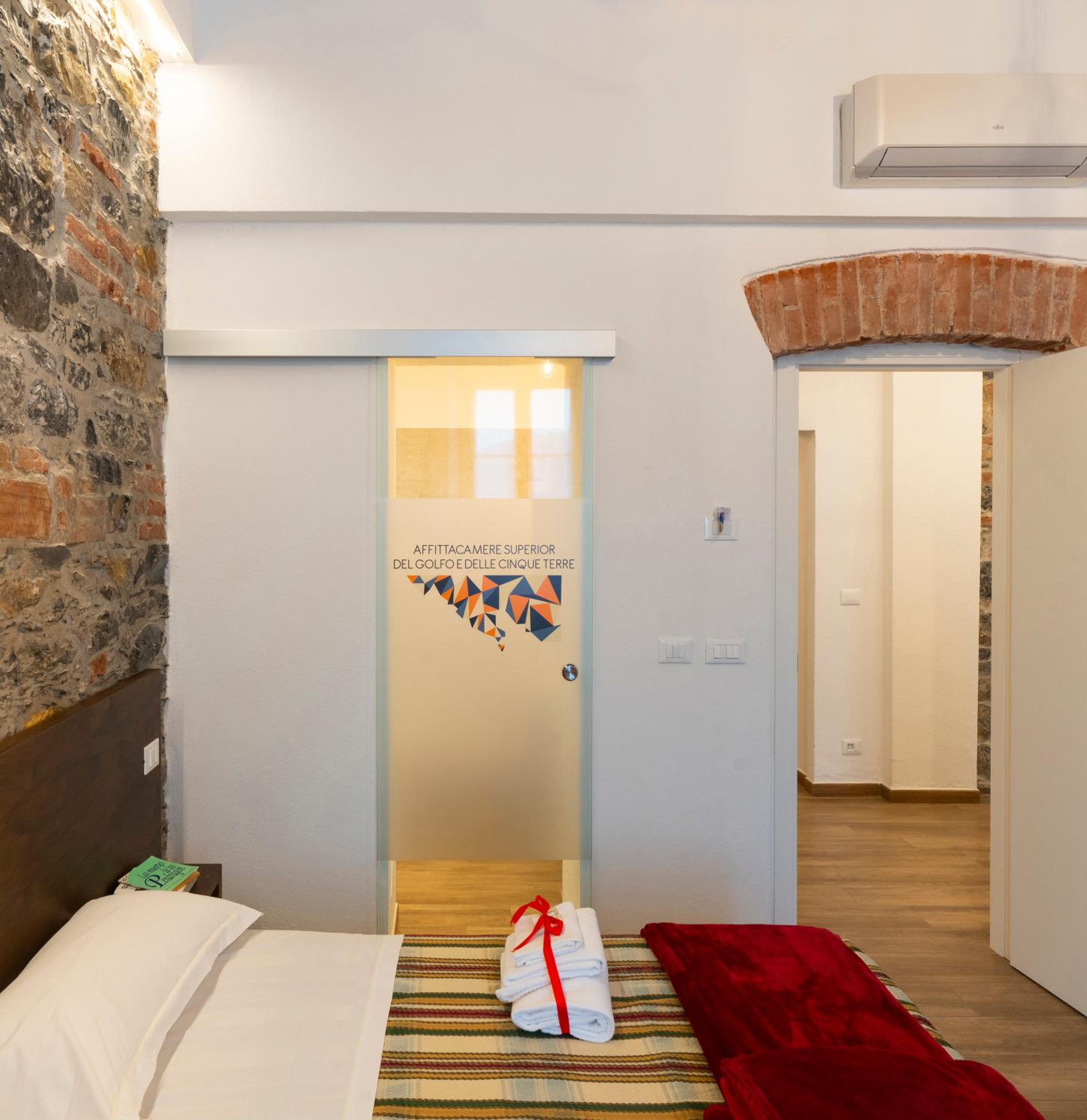 Superior Double or Twin Room with City View - Photo 16