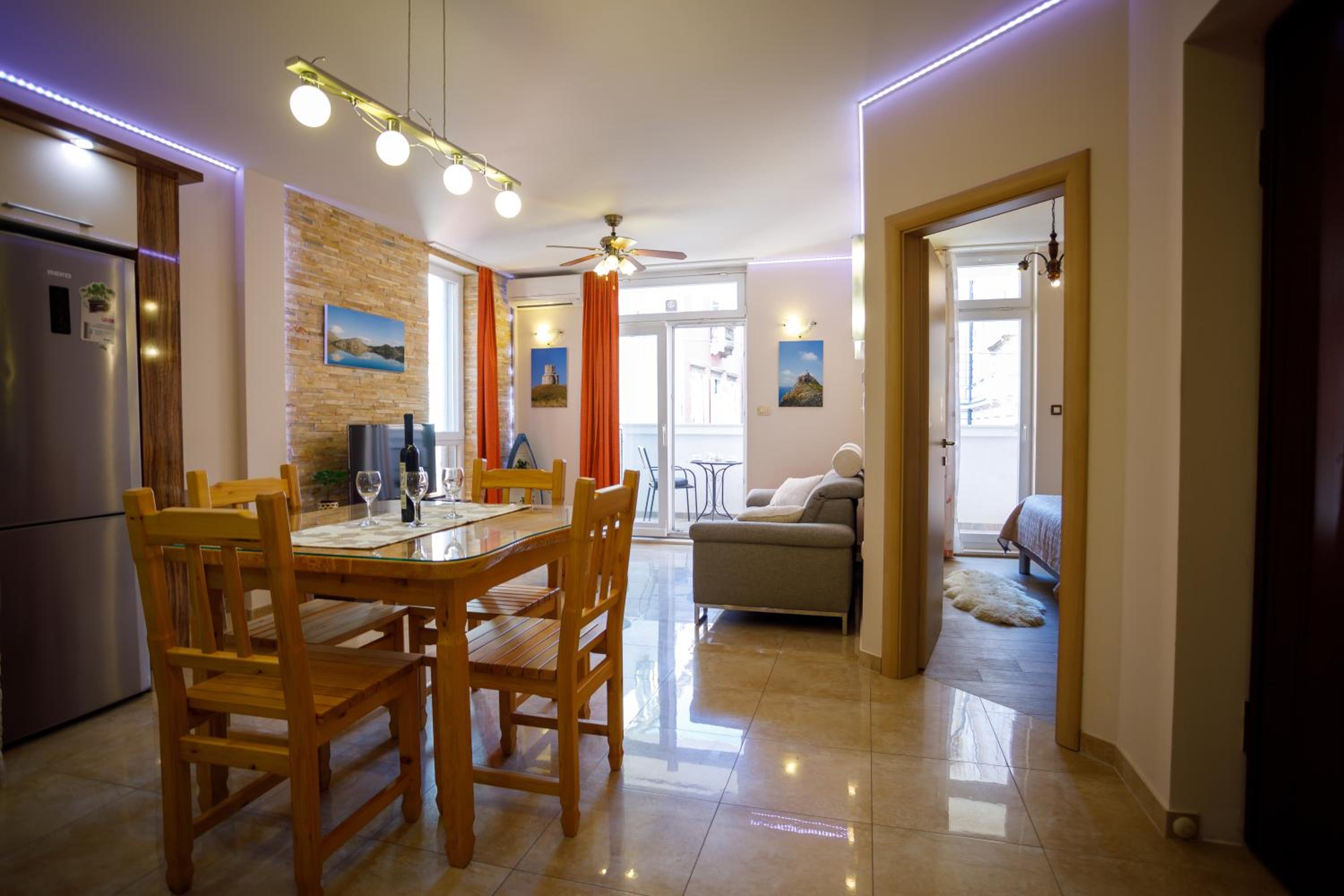 Two-Bedroom Apartment with Balcony - Photo 49