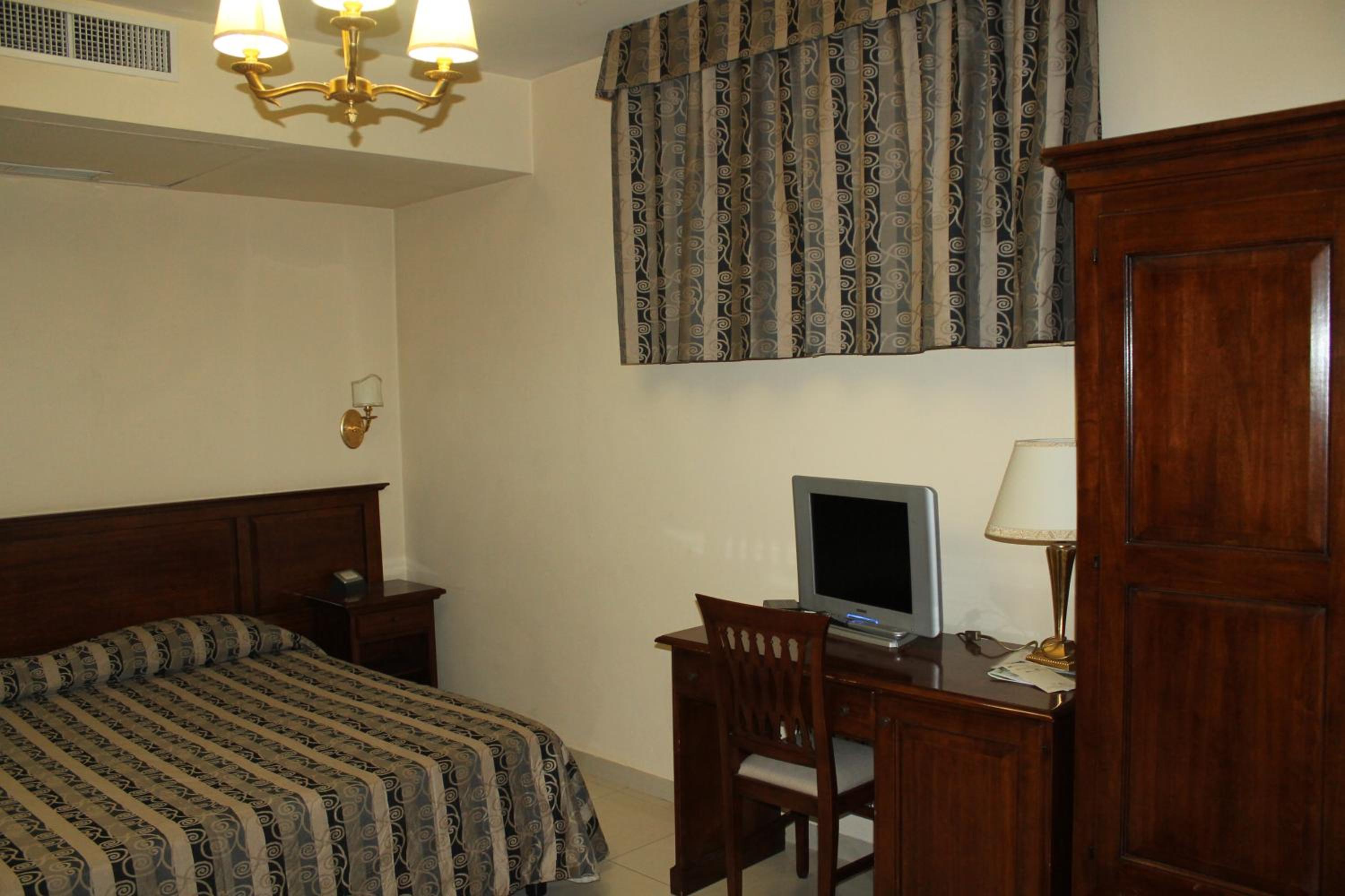 Double or Twin Room with Private Bathroom - Photo 5