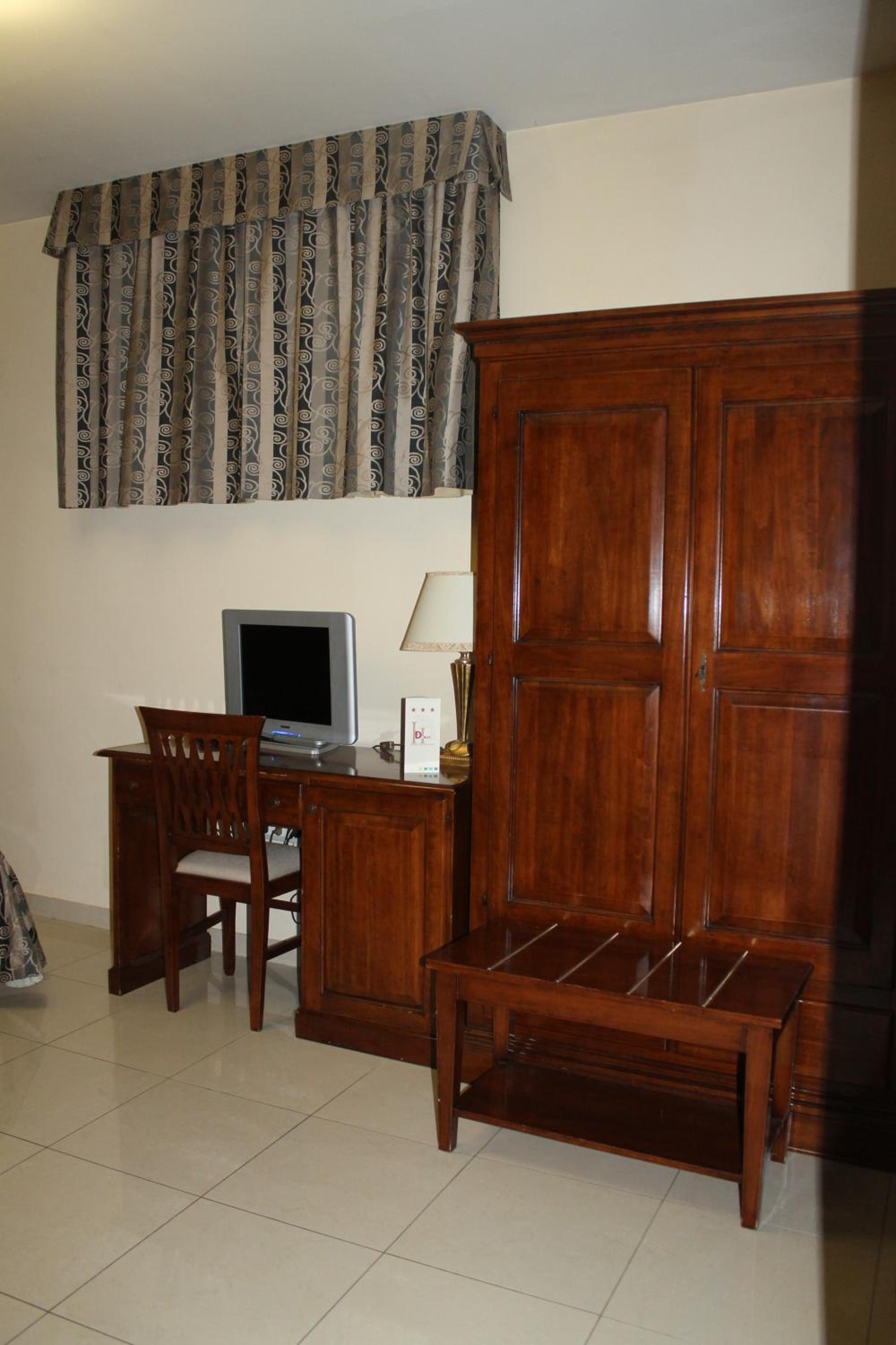 Double or Twin Room with Private Bathroom - Photo 4