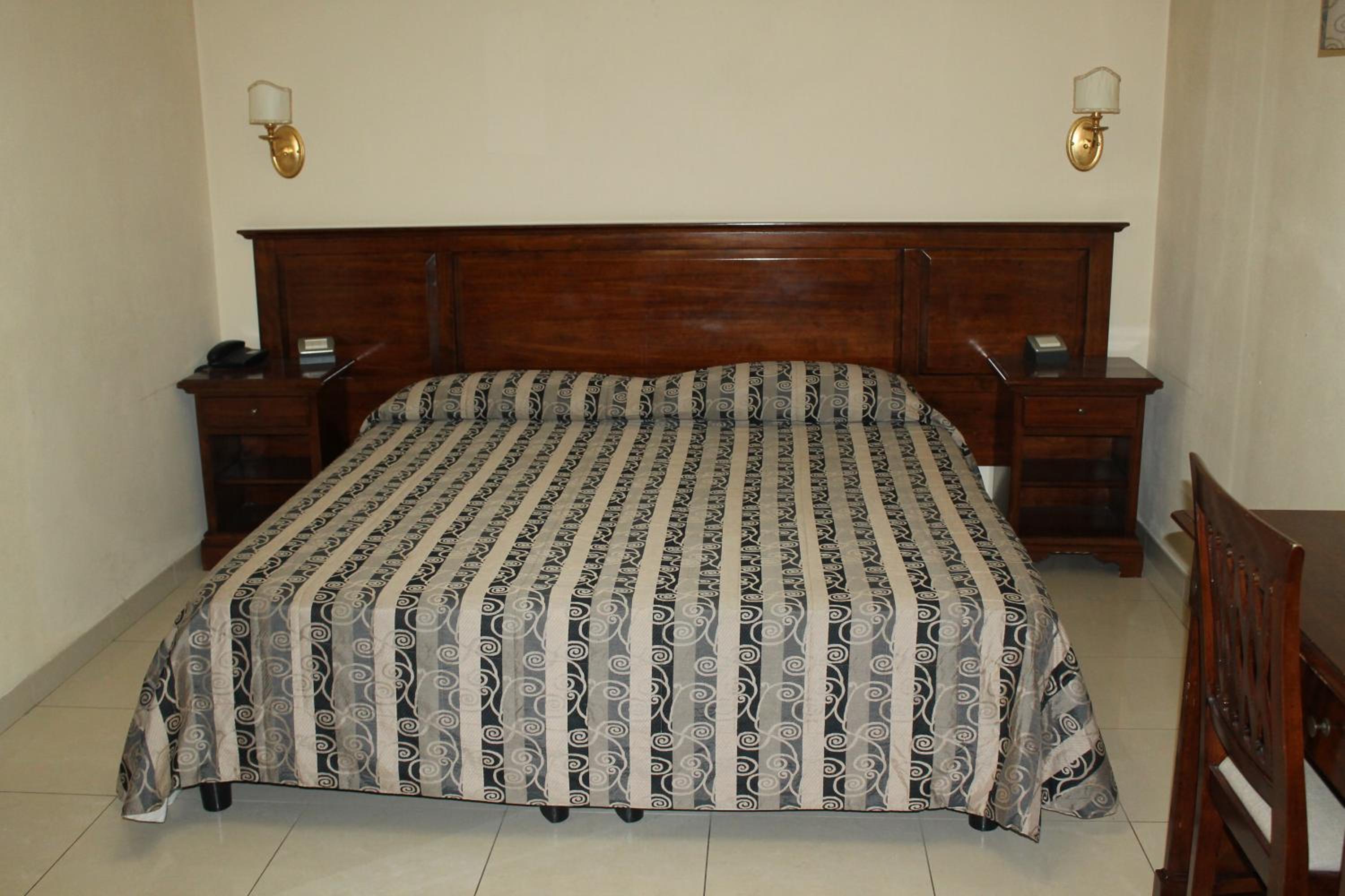Double or Twin Room with Private Bathroom - Photo 3
